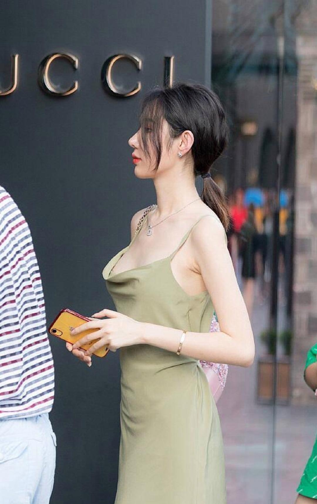这样的美女你心动了吗?这苗条匀称的身材好羡慕哦!