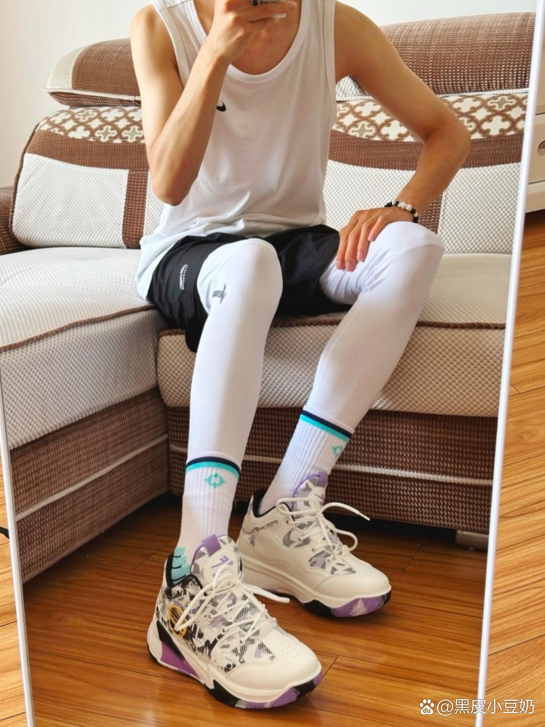 今天儿子说他也要这么穿,我就搞不明白了,男孩穿着丝袜就感觉怪怪的!