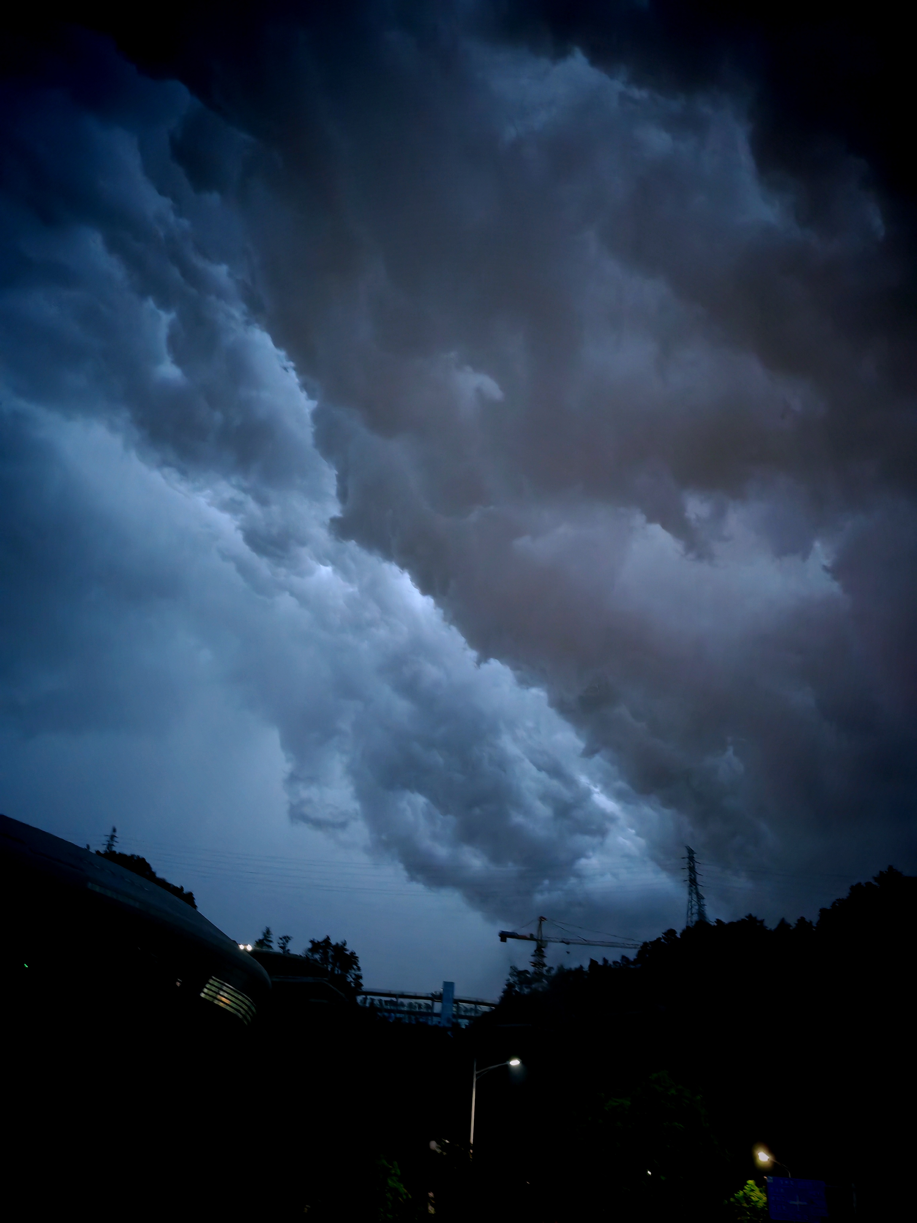 今晚,十堰天空中乌云密布