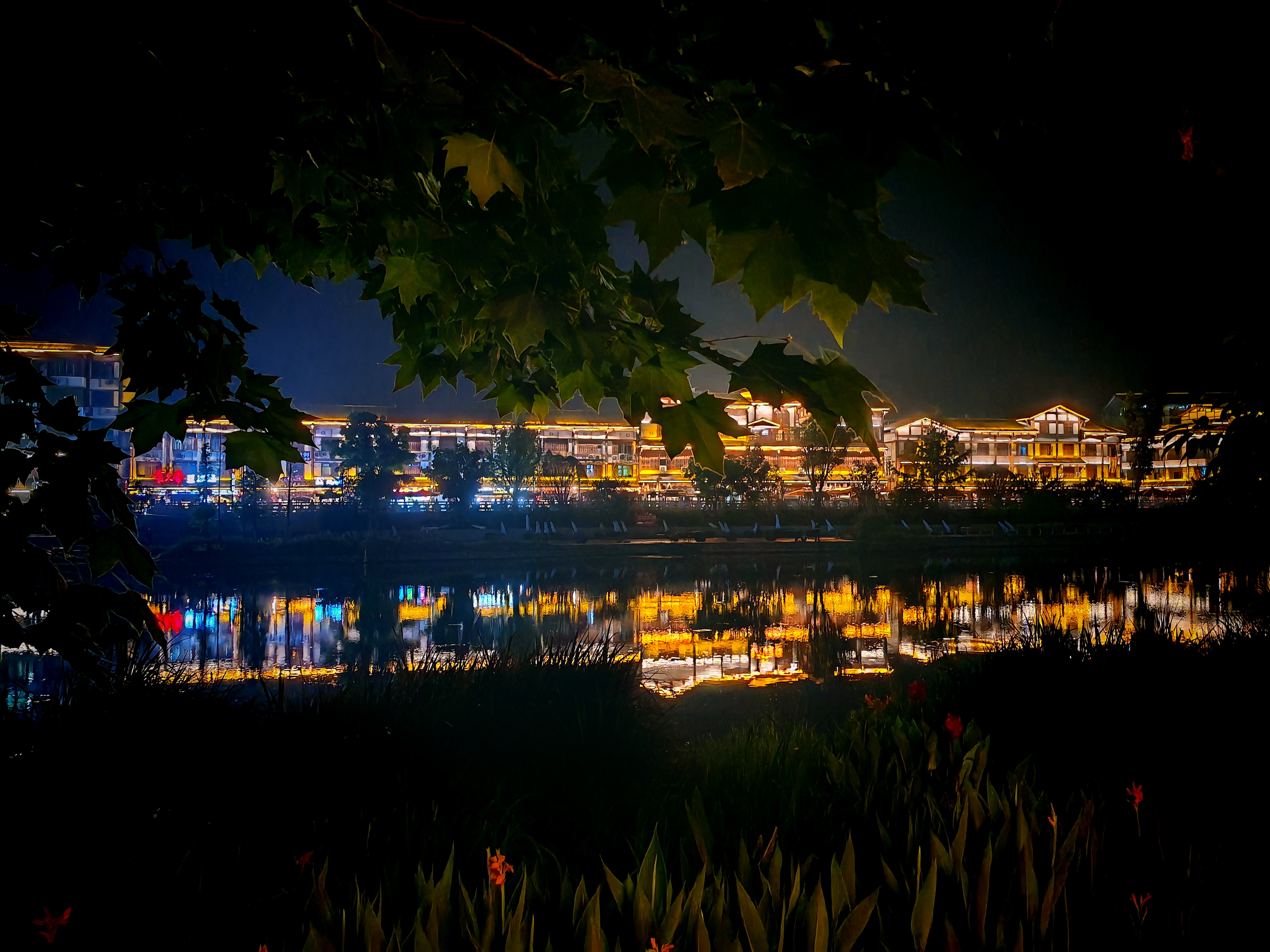 古镇名吃跷脚牛肉     苏稽古镇的跷脚牛肉二店,位于古镇石板桥一头的