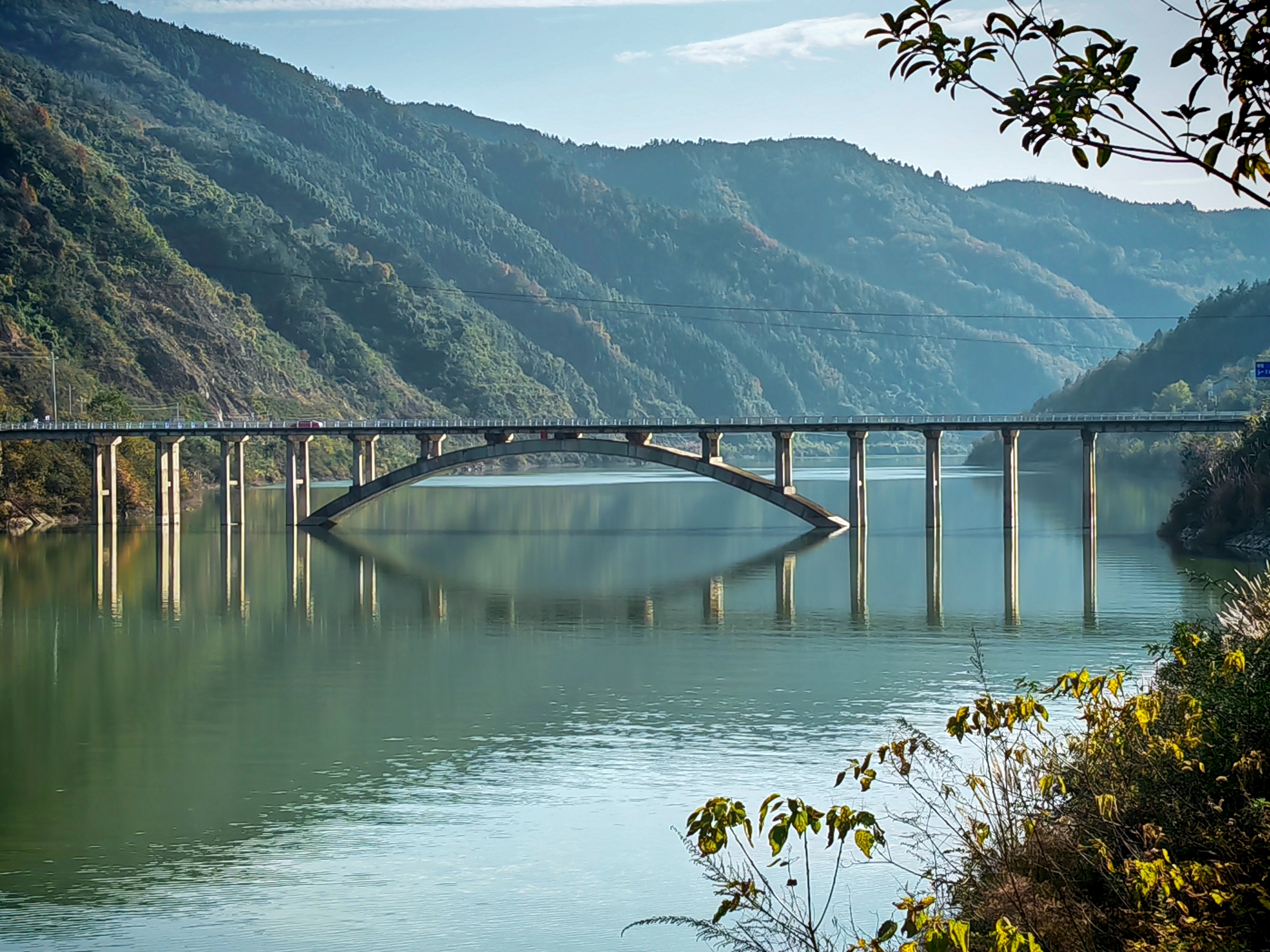 丹江水库蓄水170米后的堵河口,汉江两河口水位,半山中的大桥淹了一半.