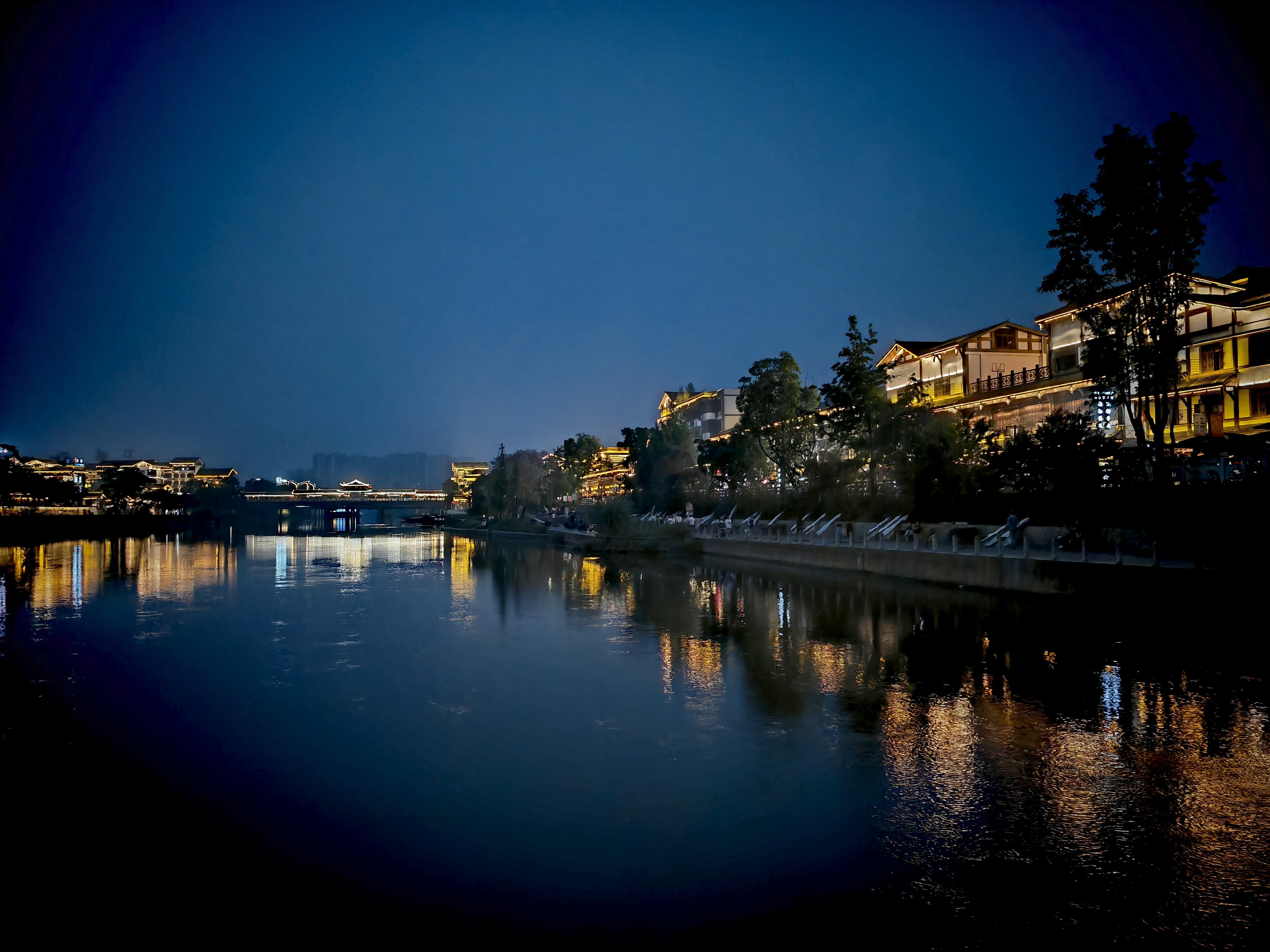 古镇名吃跷脚牛肉     苏稽古镇的跷脚牛肉二店,位于古镇石板桥一头的