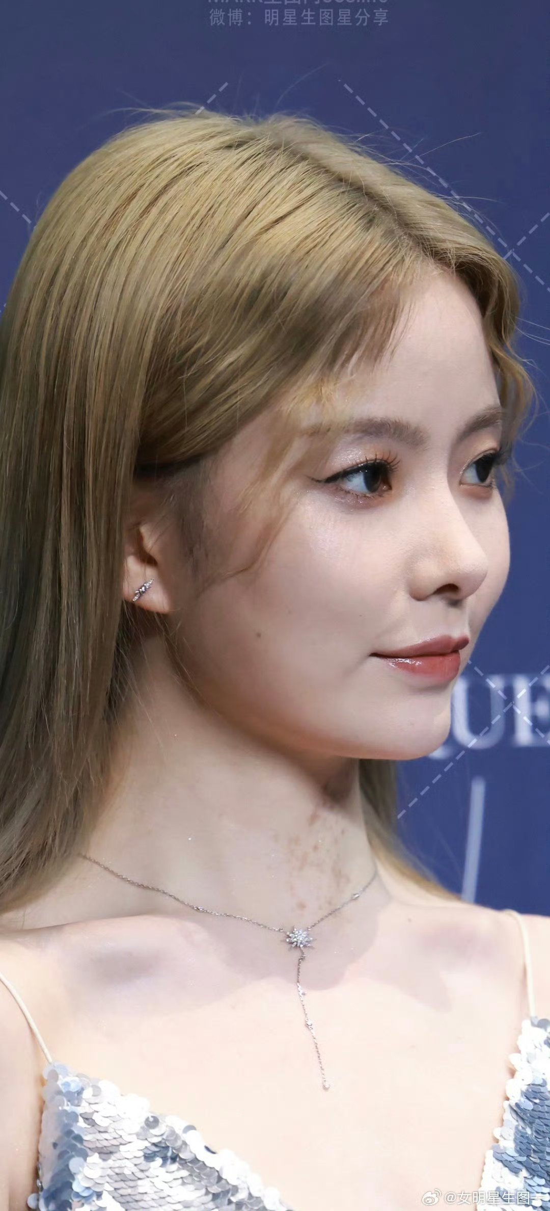 她的身姿婀娜,宛如一位从画中走出的仙女,令人心驰神往