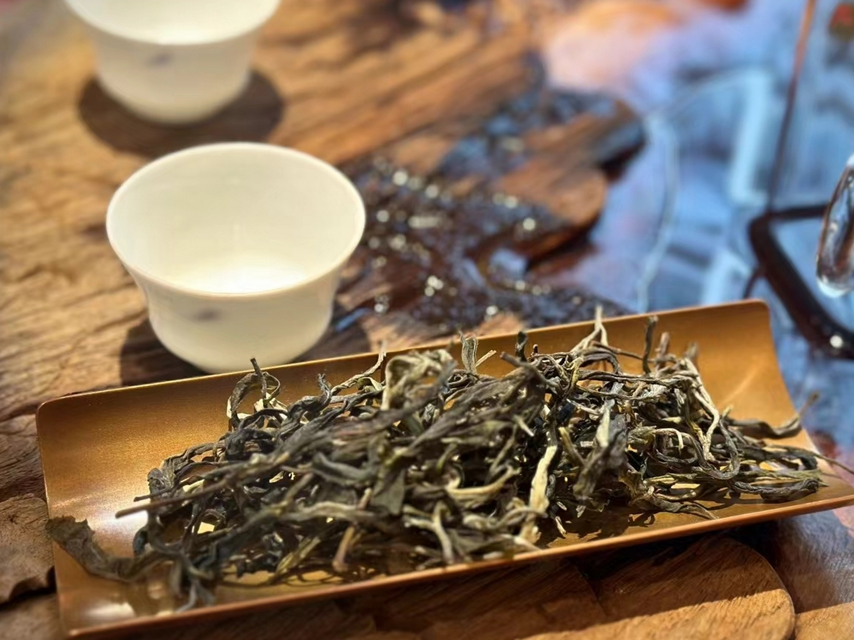 95茶韵悠悠,品味生活之美91  长方形托盘上,绿意盎然的茶叶铺陈
