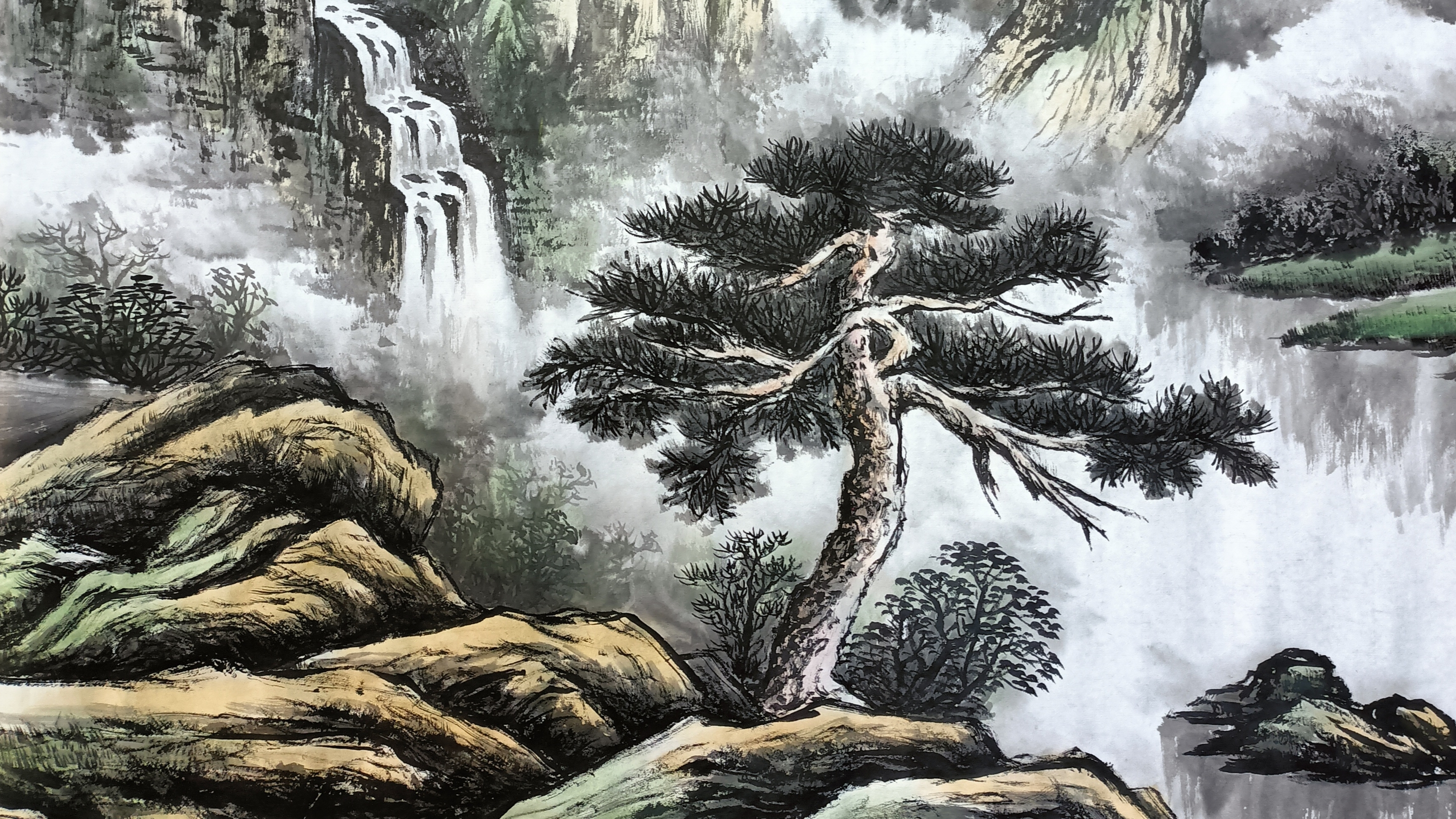 中心的那棵松树,弯曲而坚韧,繁茂的枝叶仿佛在诉说着生命的顽强与力量