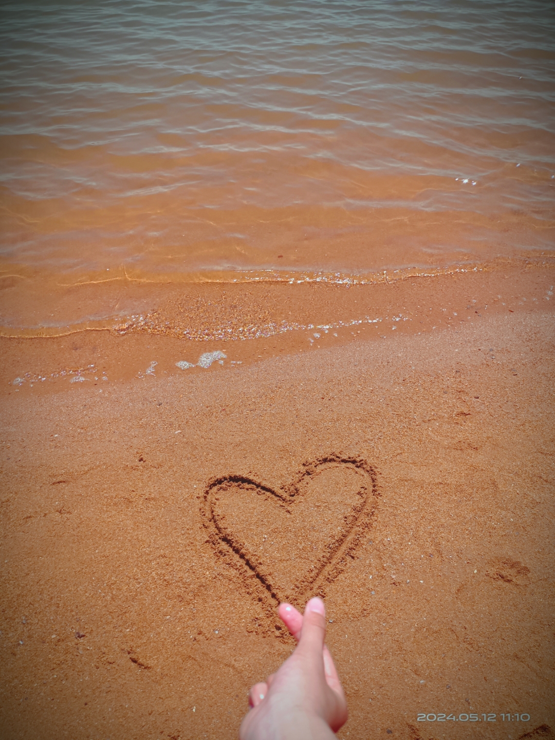 98  在平静的海边,我偶然发现了一个特别的秘密——一个心形图案
