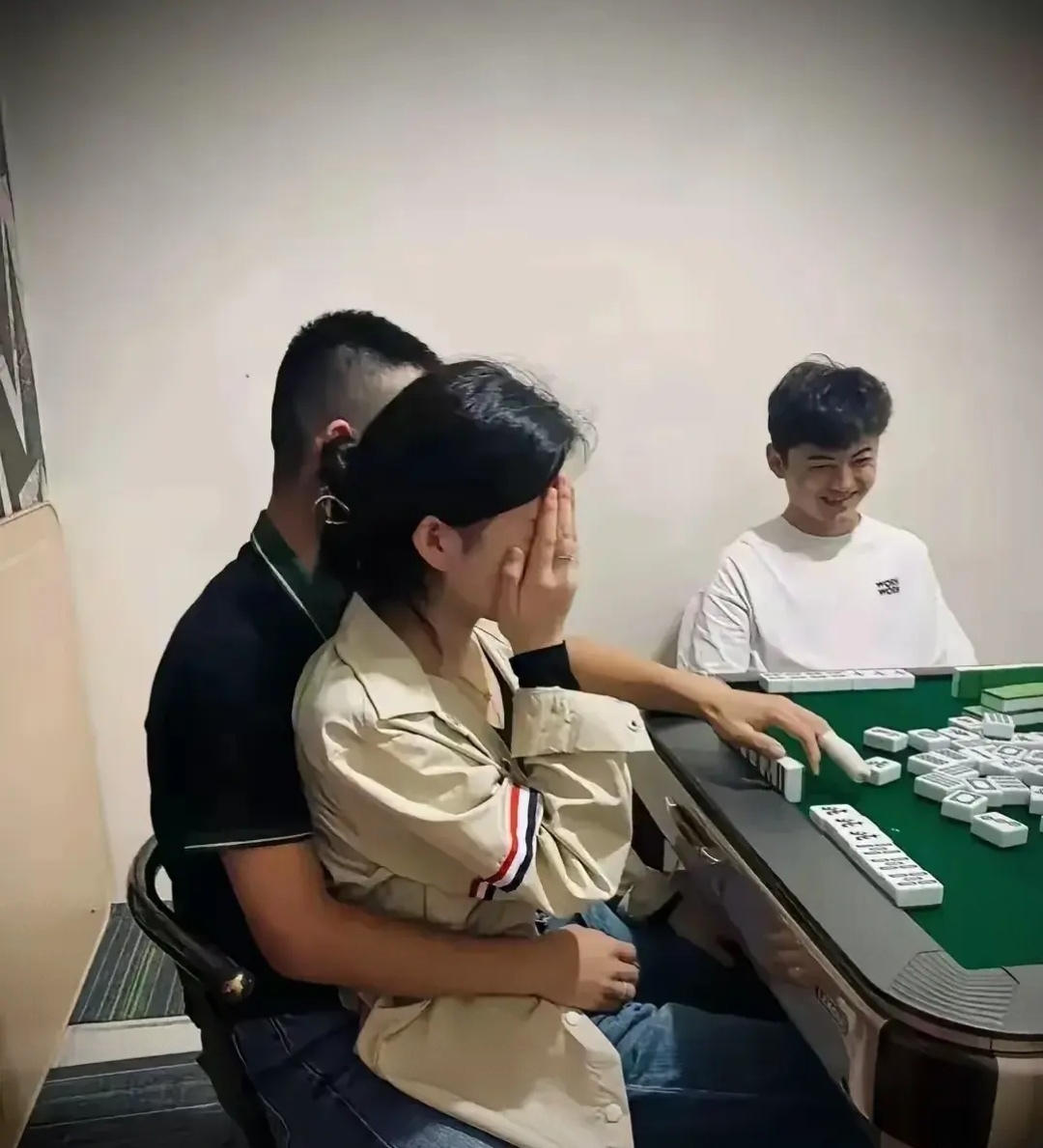 俩男牌友提出不道德交易,小芳为还赌债无奈答应