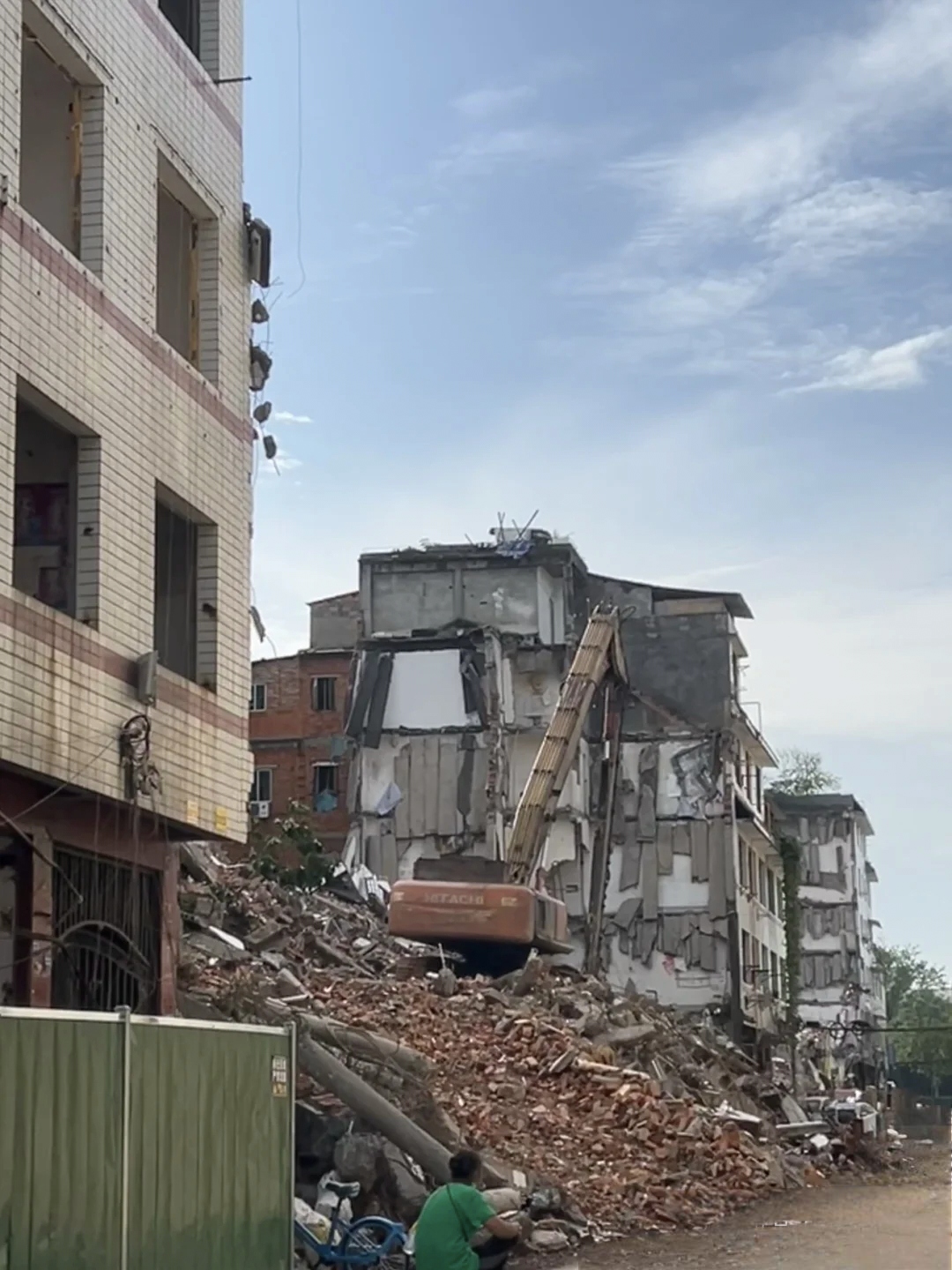 今年老宅子拆迁,给我整了350万的拆迁款