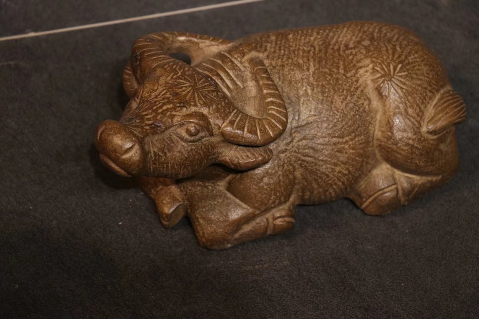 案头石雕卧牛摆件,刻画逼真,品相完整,寓意勤劳致富,案头陈设摆放极为