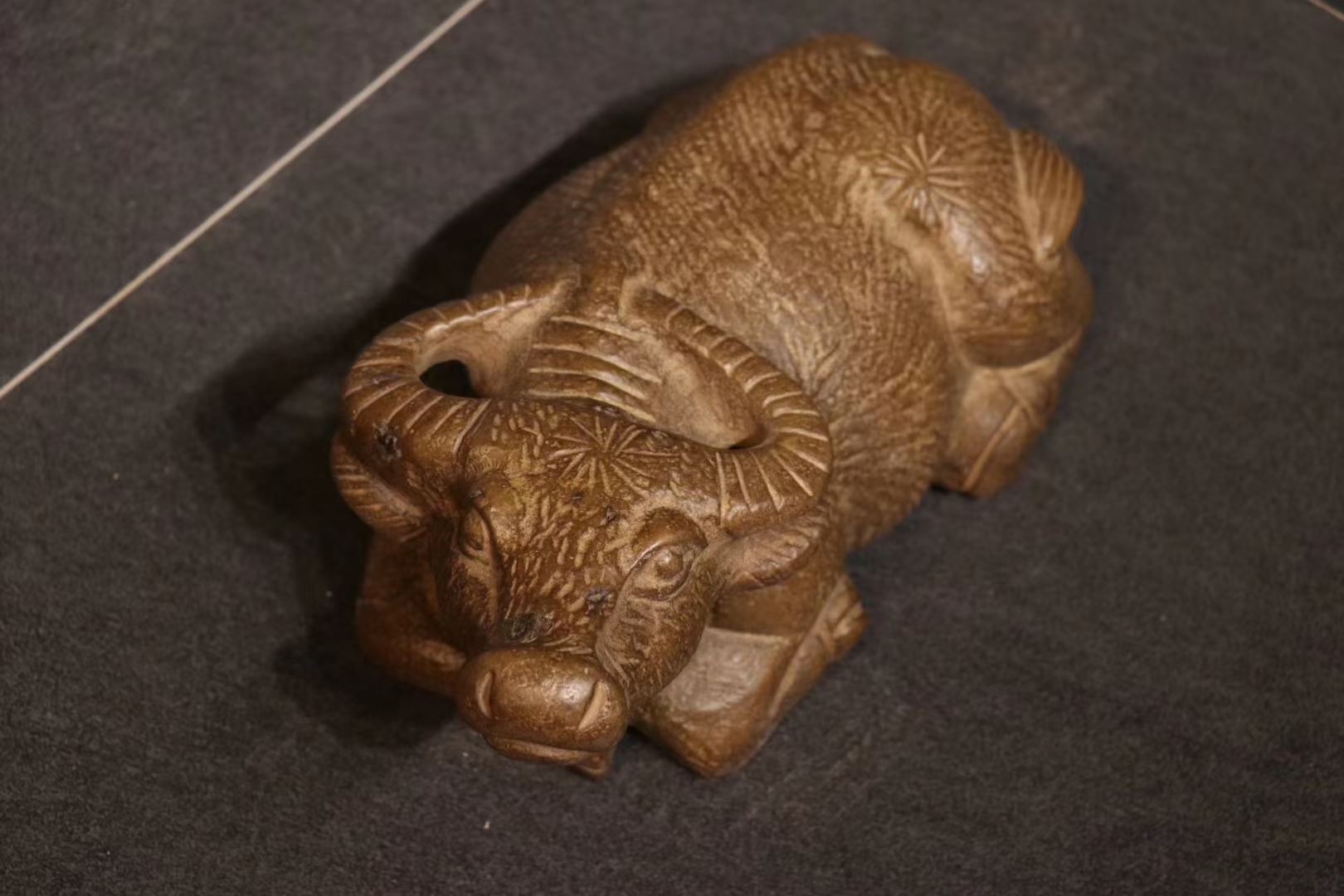 案头石雕卧牛摆件,刻画逼真,品相完整,寓意勤劳致富,案头陈设摆放极为