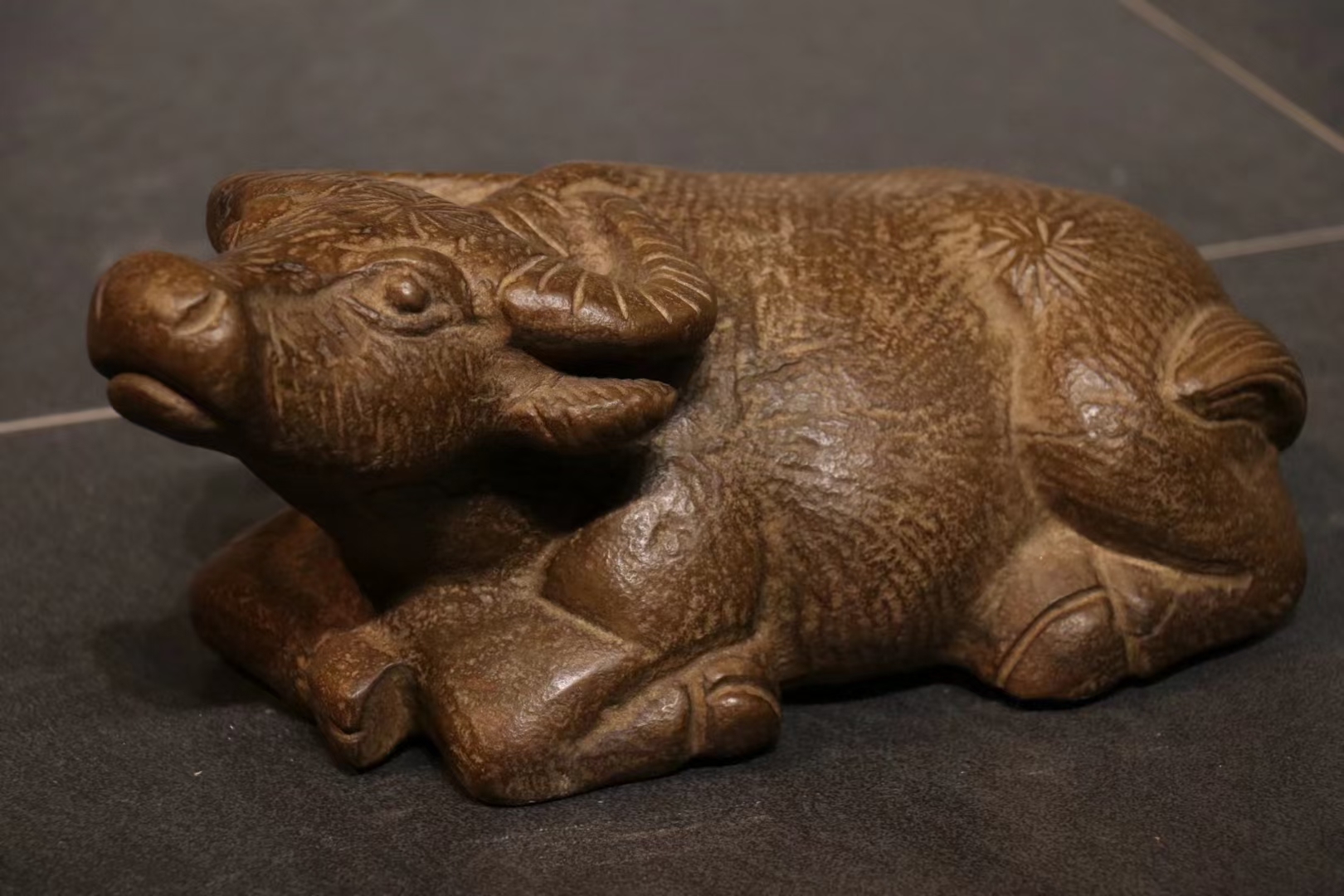 案头石雕卧牛摆件,刻画逼真,品相完整,寓意勤劳致富,案头陈设摆放极为