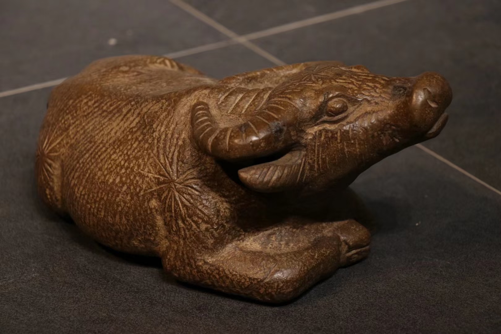 案头石雕卧牛摆件,刻画逼真,品相完整,寓意勤劳致富,案头陈设摆放极为