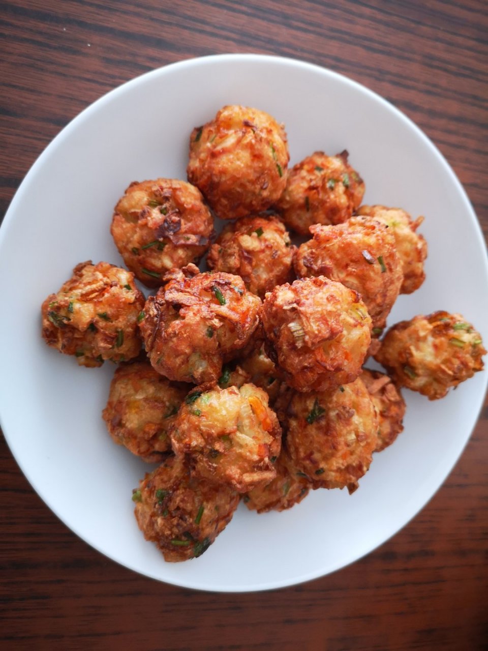 这是我做的炸萝卜丝丸子,昨晚我看了《超子美食》的做法,关健用料和