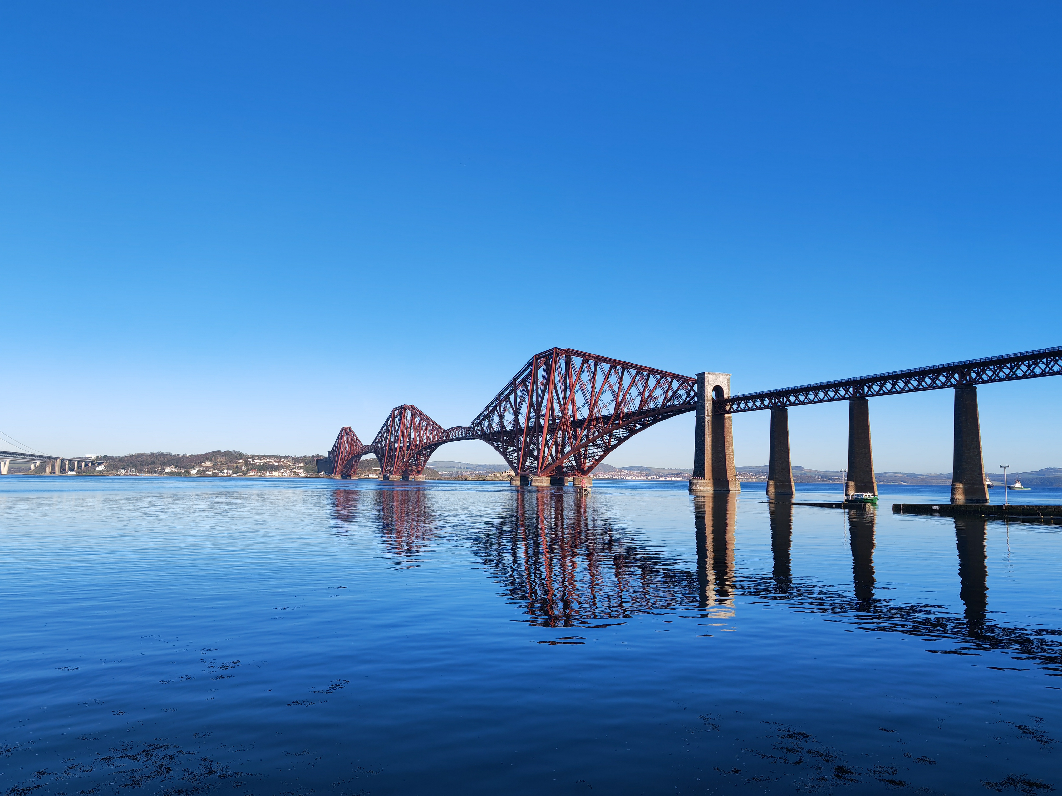 在英国苏格兰首府爱丁堡城北福斯河上有座钢铁侠一一福斯桥,建于1890