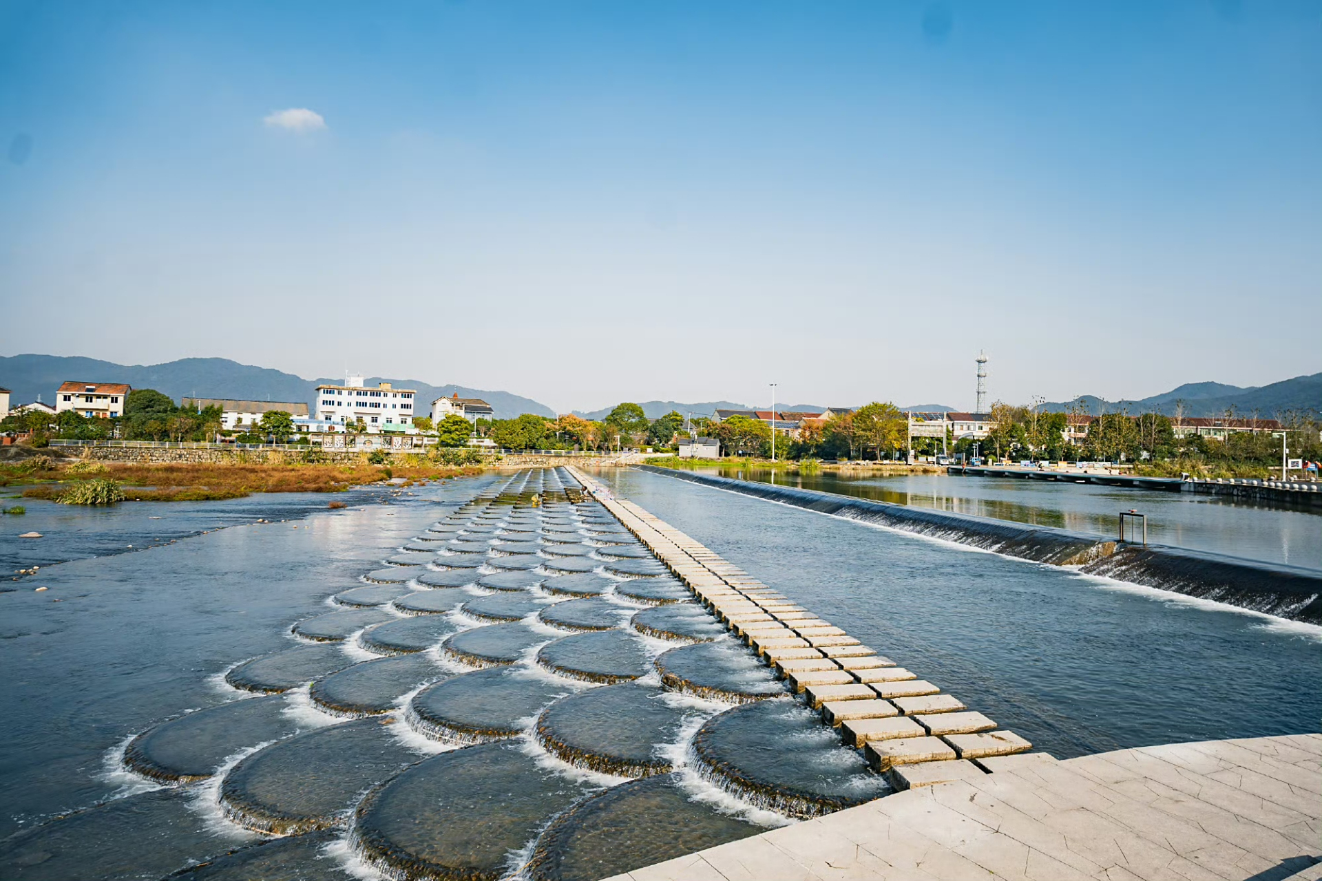 龙鳞坝由一系列大小不一的坝体组成,形状如同一条巨龙,横卧在丁宅乡的