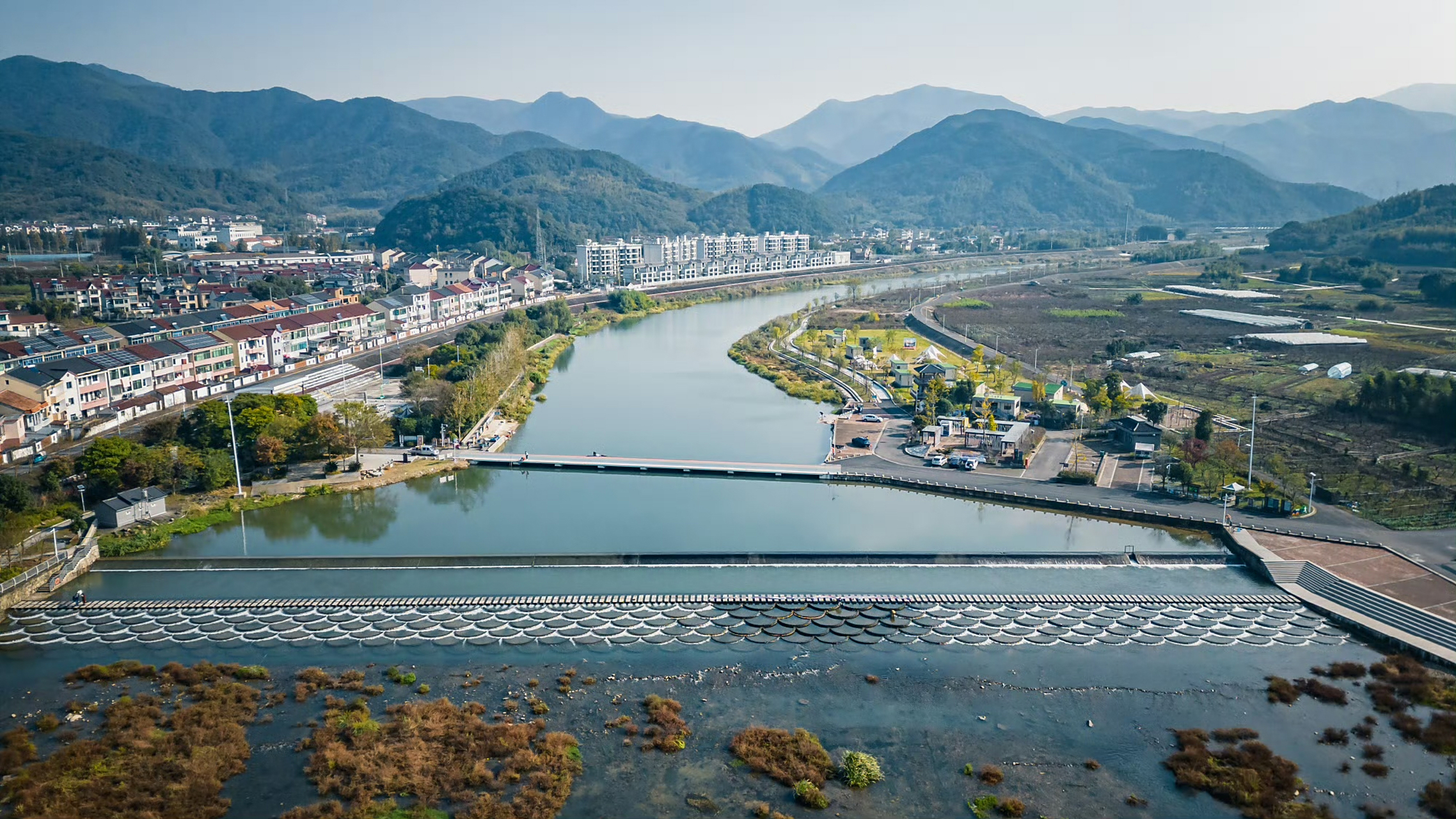 龙鳞坝由一系列大小不一的坝体组成,形状如同一条巨龙,横卧在丁宅乡的