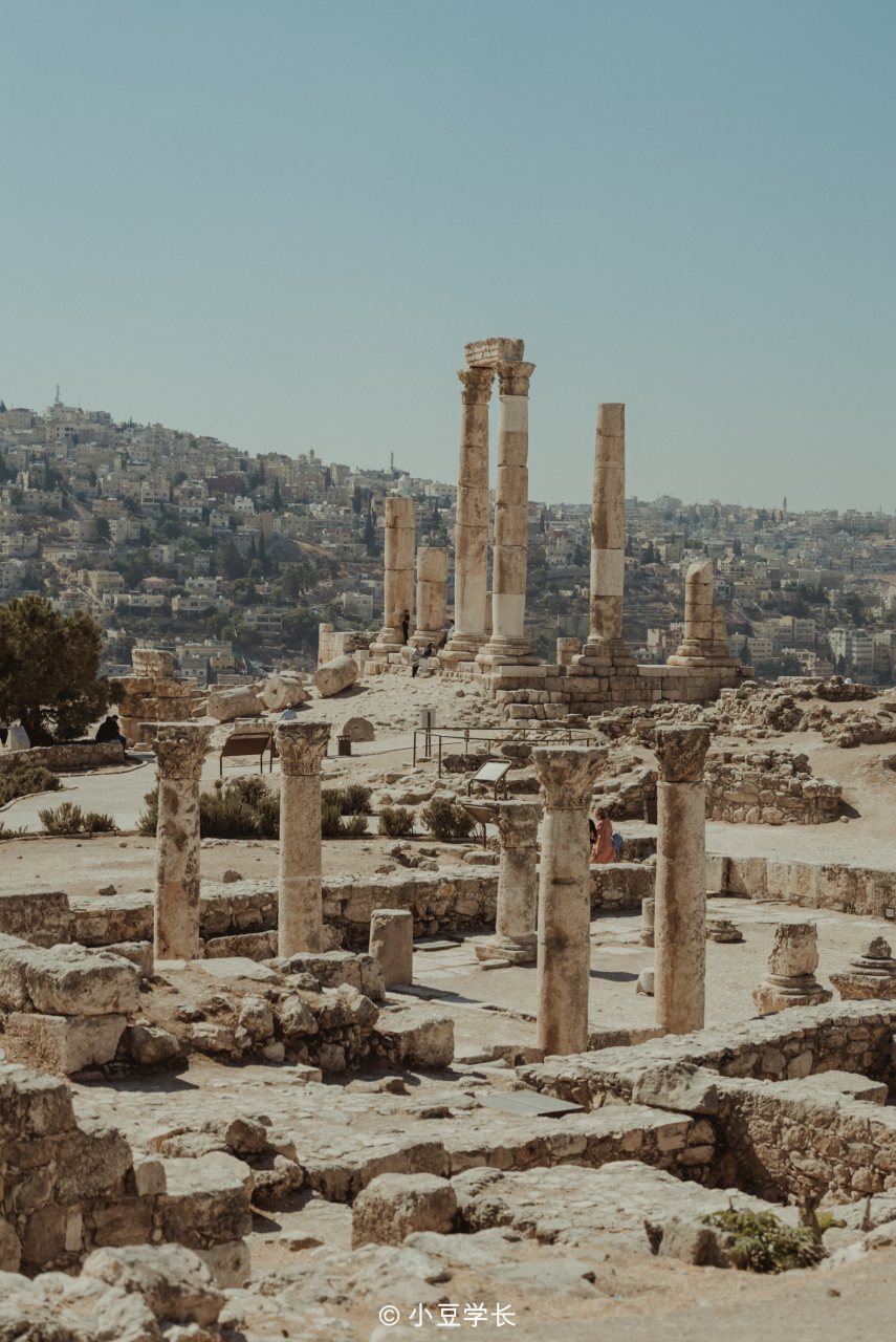 约旦旅行|安曼城堡山,千年故事尽收眼底  建筑在7座小山岗上组成的