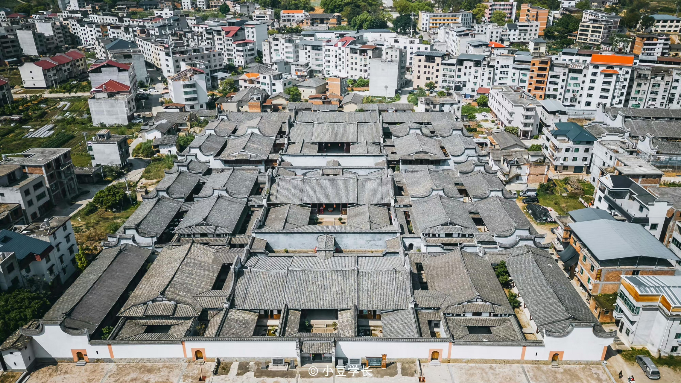 宏琳厝像一颗色泽温润的明珠,镶嵌在"一城秀水半城山"的福州,它的锦绣