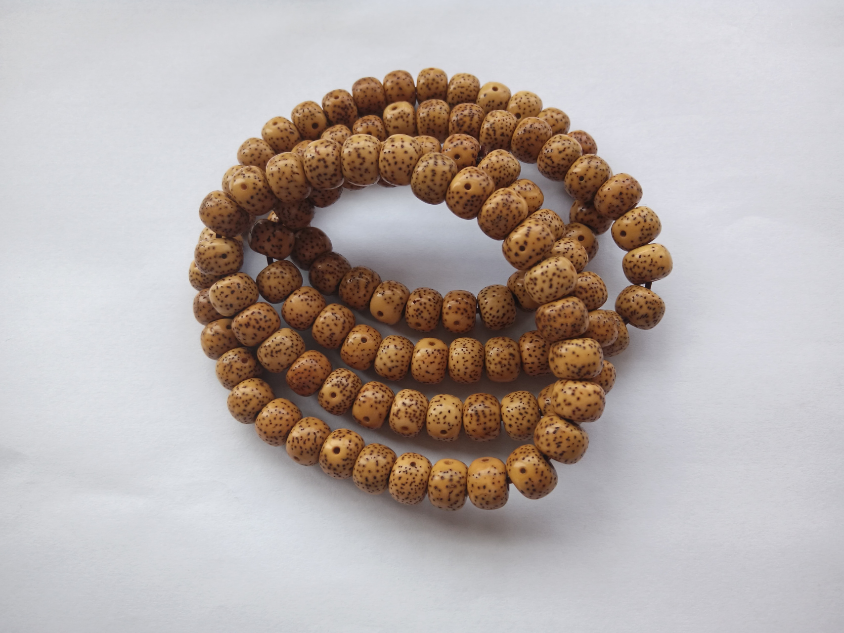 女生戴星月菩提的愈意是吉祥平安,驱邪消灾,旺运招财,象征与众不同