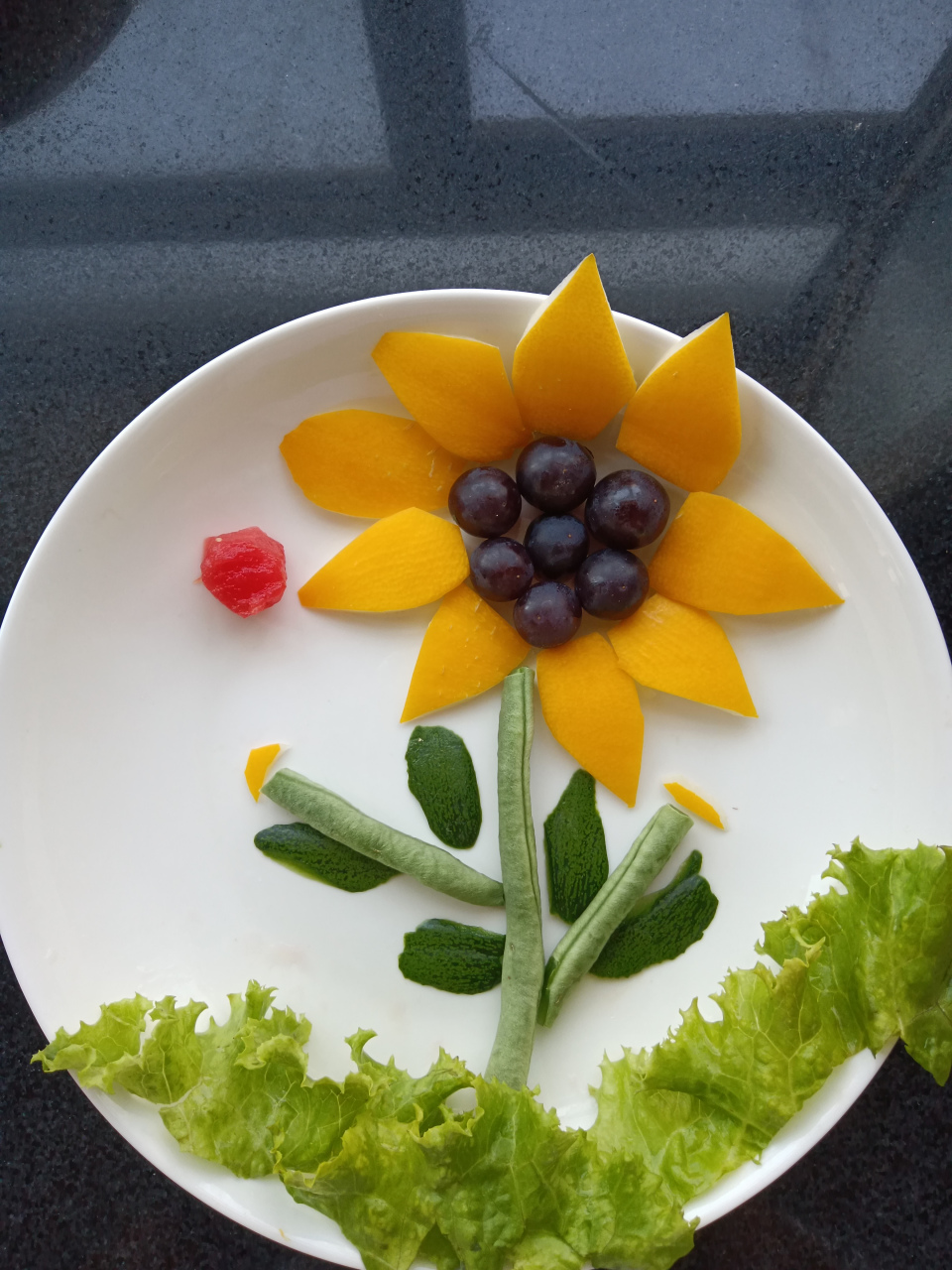 在烟熏火燎的厨房里窃取五彩缤纷的美丽,分享一下我的果盘作品.