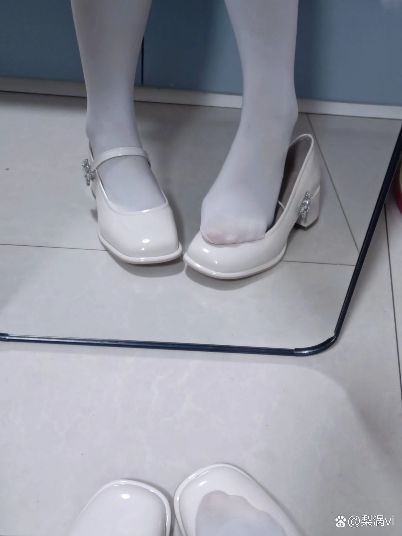 新入的白色小皮鞋,配丝袜超显腿长,秒变腿精本精!