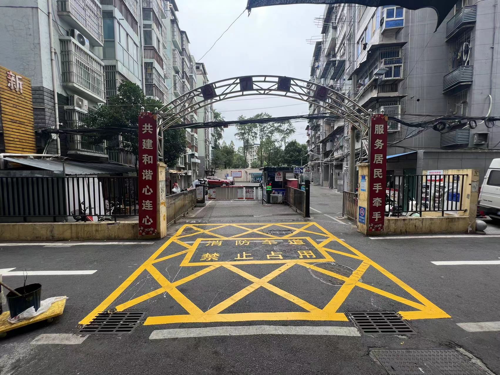 小区门口消防通道划线图片