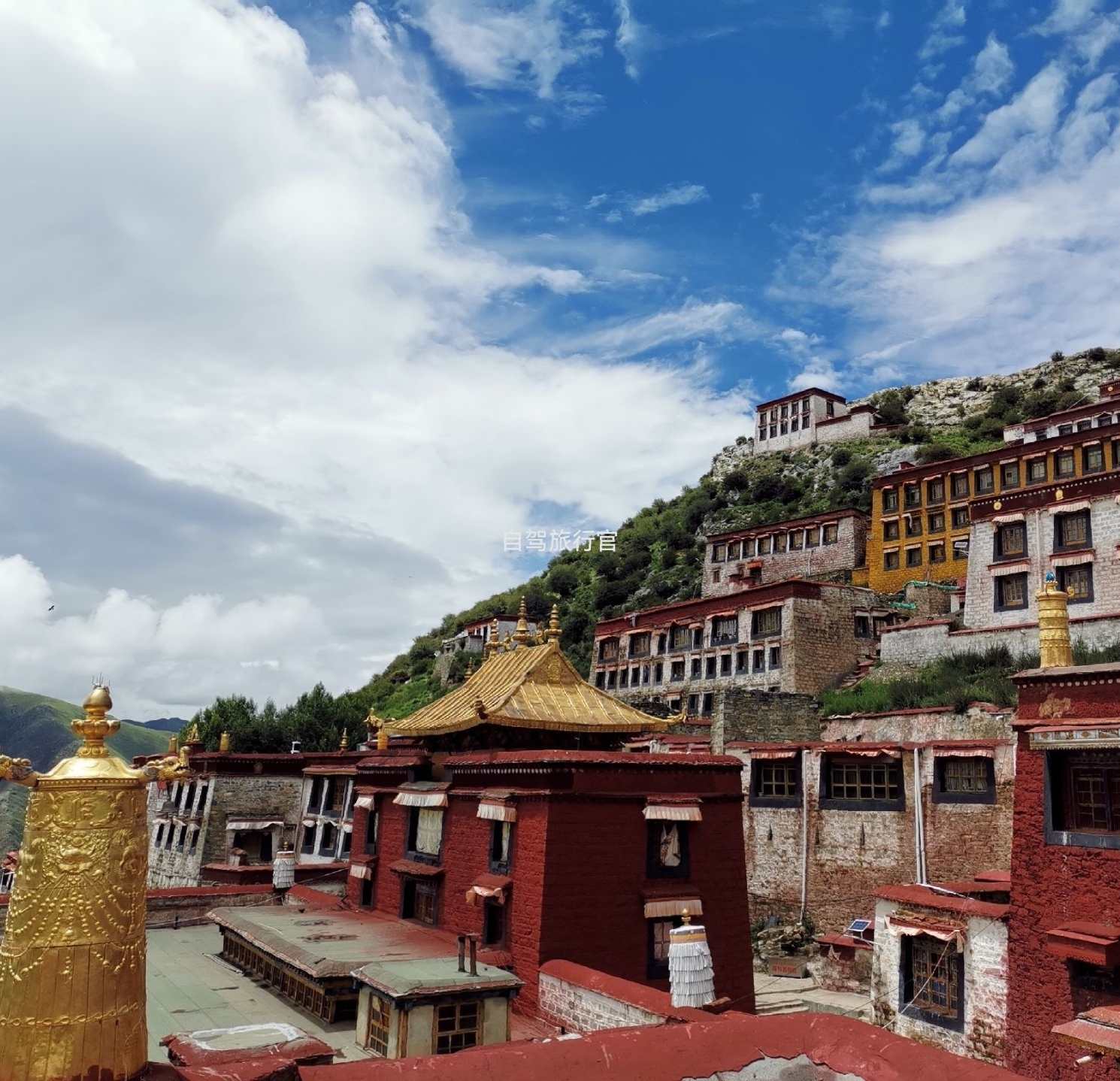 噶丹寺,又名甘丹寺,始建于明永乐七年(1409年),坐落在拉萨市区东面40