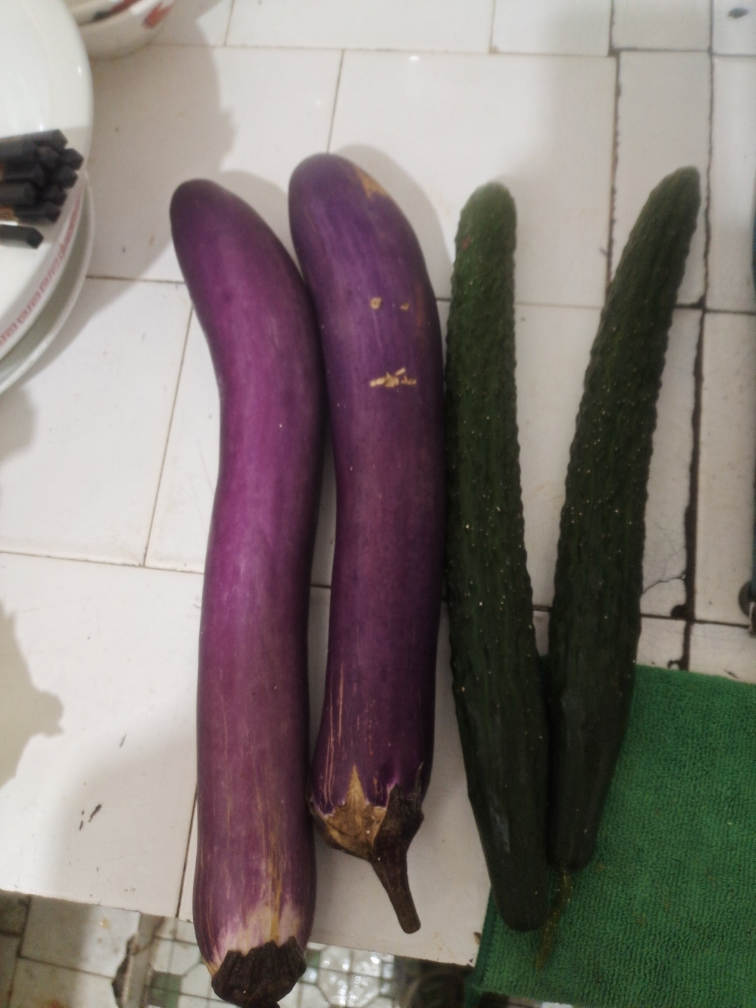 于是就买了两根黄瓜和茄子.买回来是炒吃还是咋吃呢?#动态连更挑战