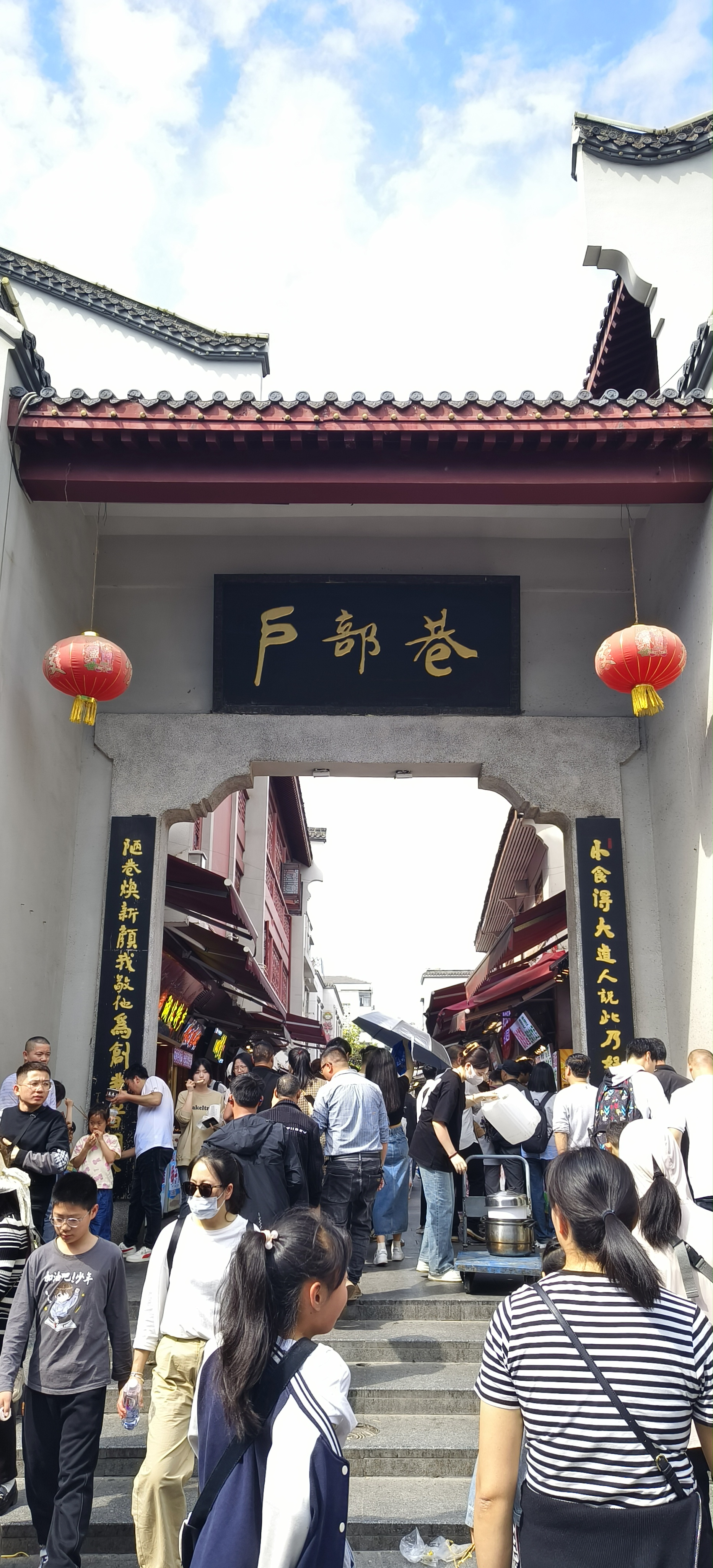 漫步在户部巷,仿佛穿越了时光隧道,回到了古代.