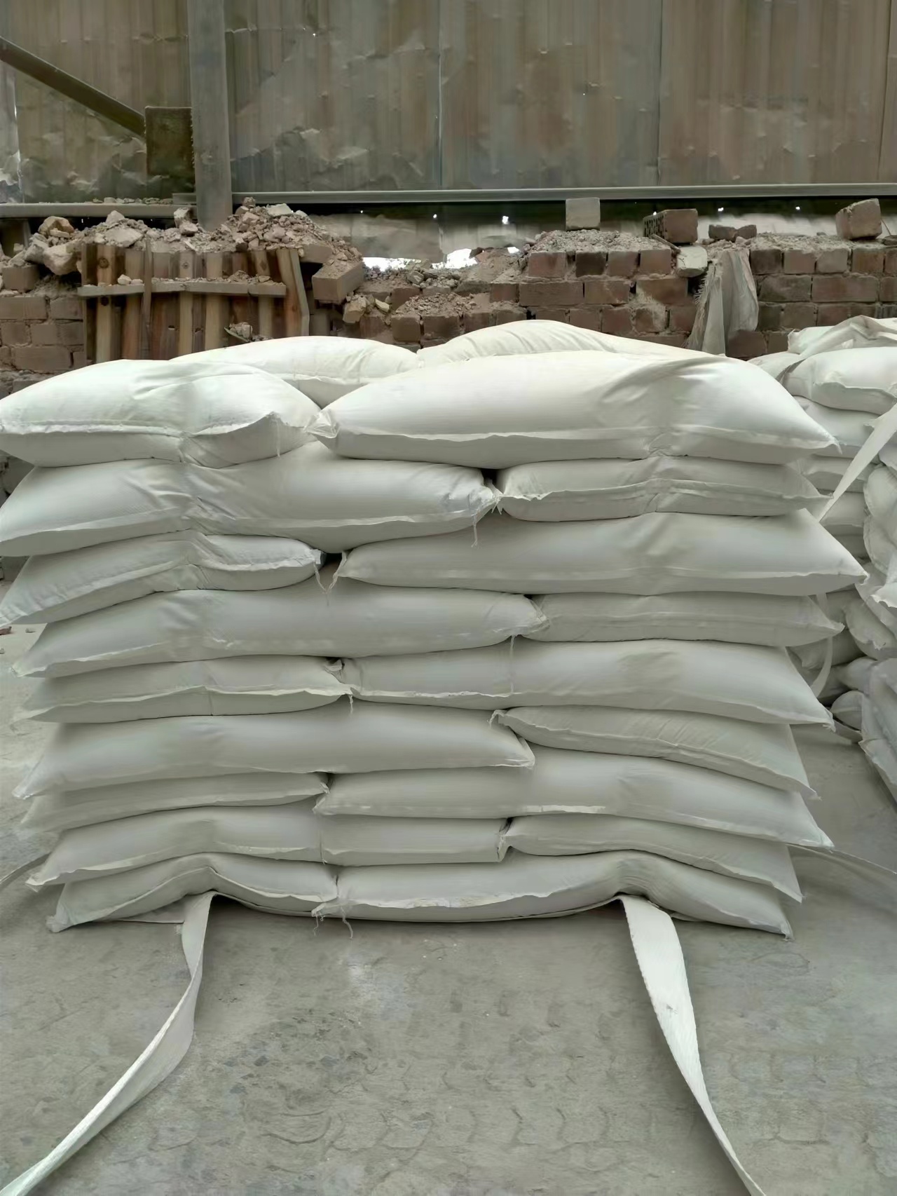 复合高岭土一般是1900元左右一吨.是做乳胶漆涂料等用的原料.