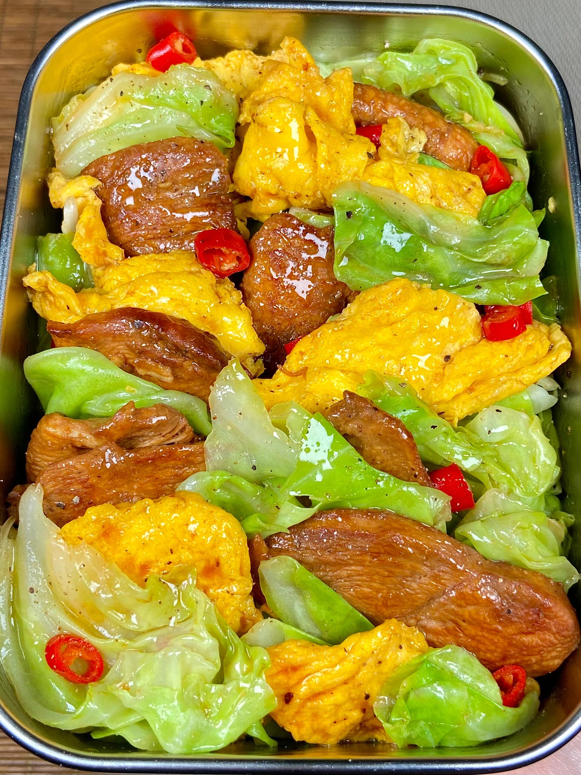 辣味的包菜鸡蛋炒鸡胸肉超级好吃呀!