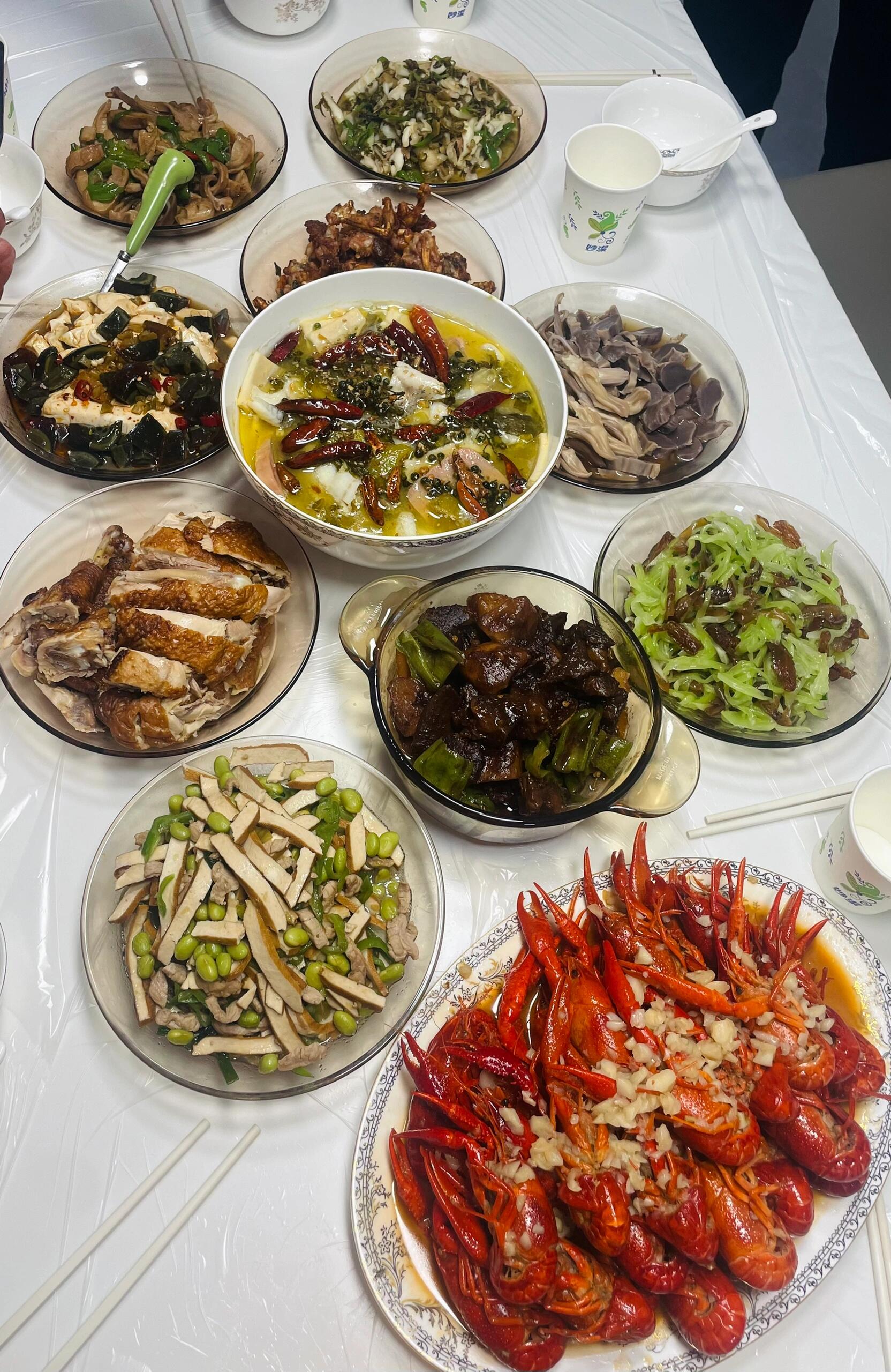 家宴在疲惫不堪,回家看到这一桌家宴一切都烟消云散的,这就是人间烟火