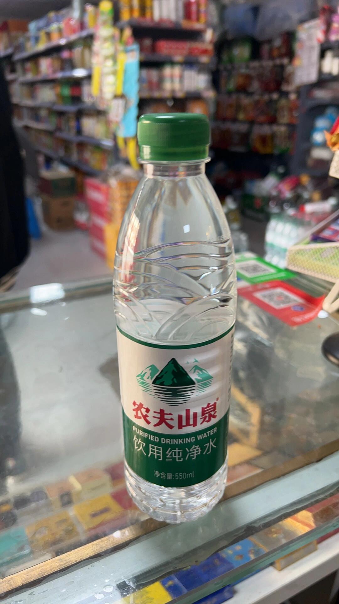 像不像假怡宝啊?它为什么要换成绿色呢?#农夫山泉绿瓶纯净水