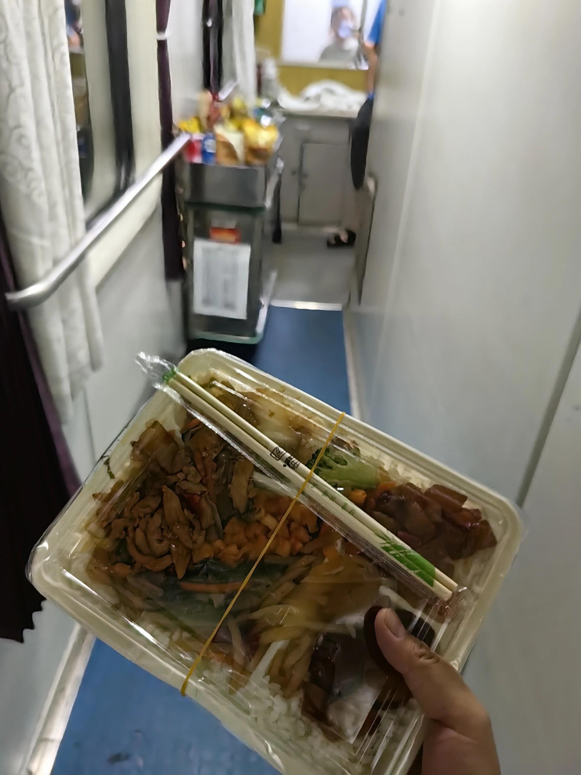 听说绿皮火车过了饭点,盒饭会越来越便宜
