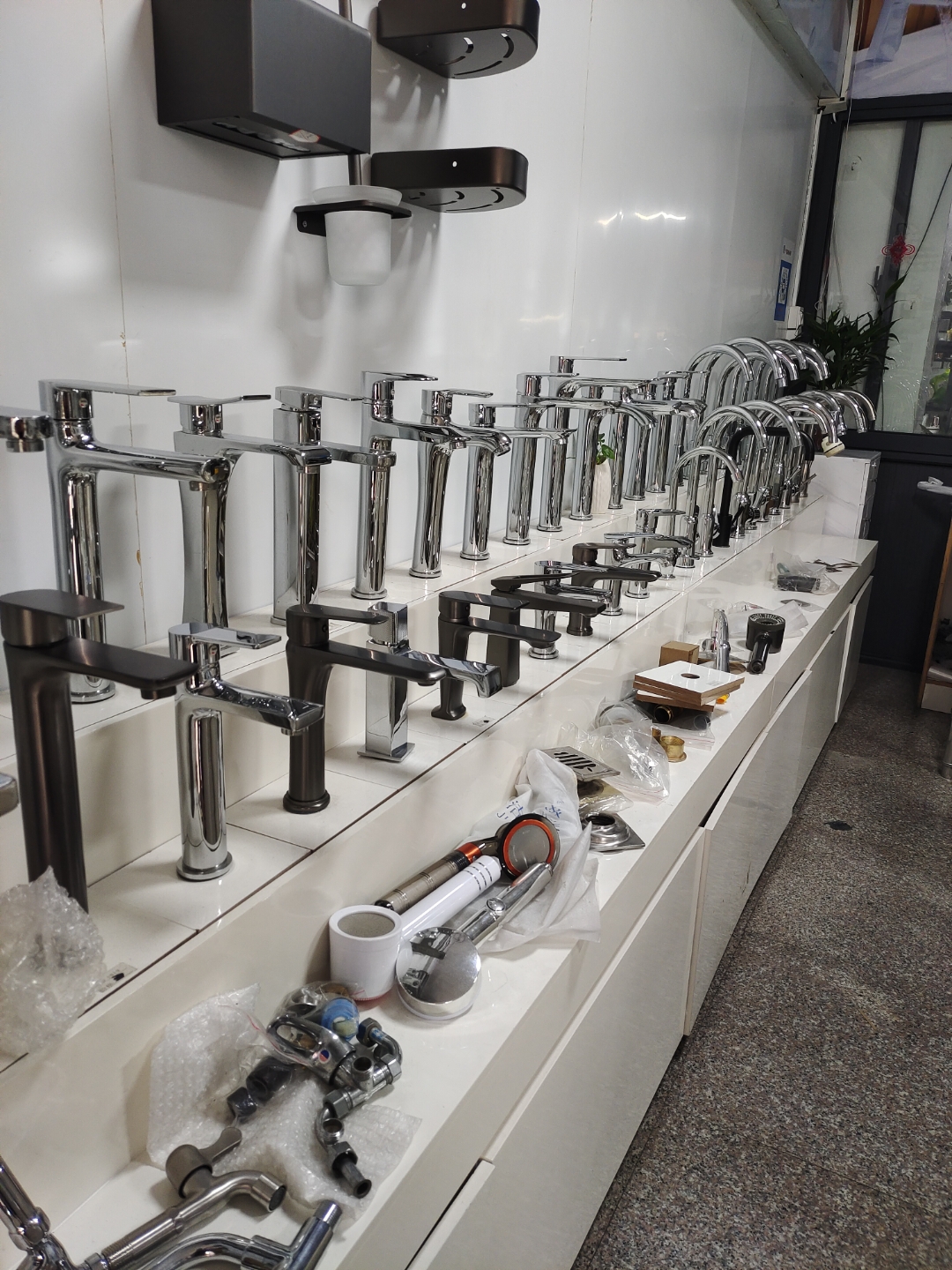 水暖卫浴批发厂家 哇塞!这款黑色水龙头简直是我的浴室新宠!