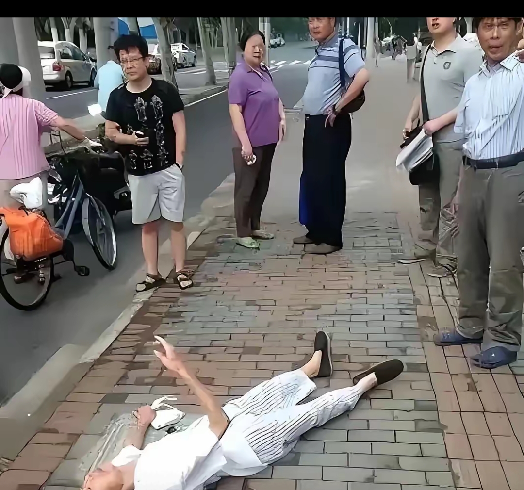 当下,老年人摔倒无人敢扶的现象,是越来越普遍和突出,已经成为了一种