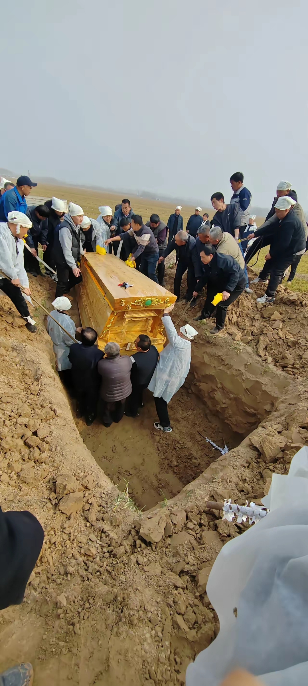 村里老百姓去世殡葬负担越来越重,火化后重新买上好的棺材,把骨灰再