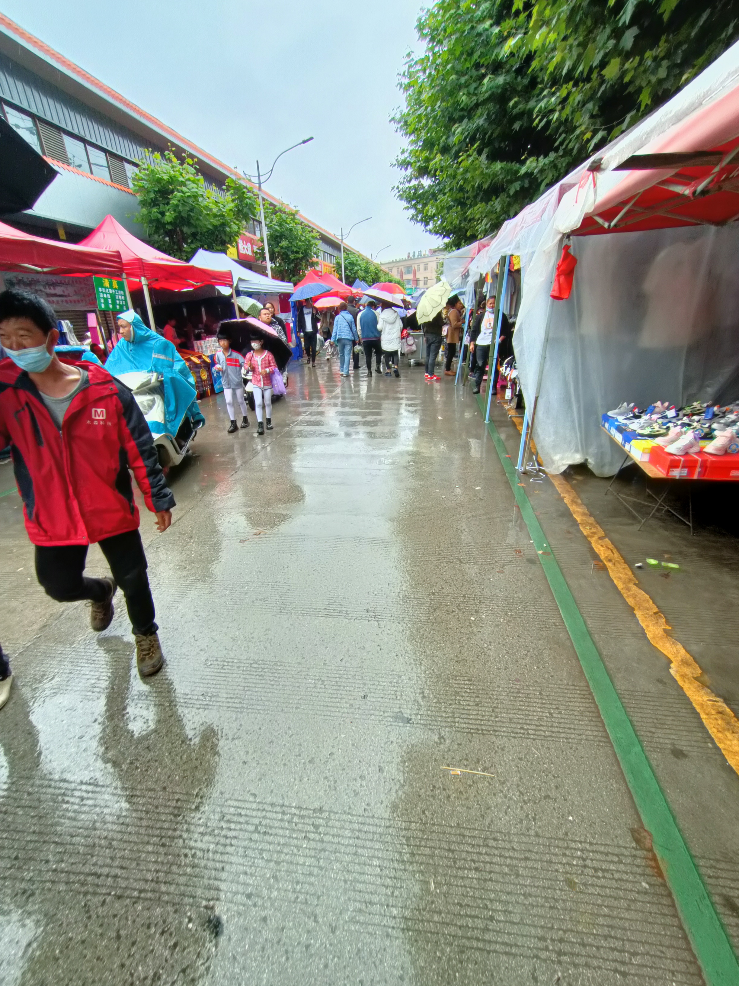 昆明一个赶集的地方,小板桥,人多,风雨无阻的集市,生活热闹非凡.