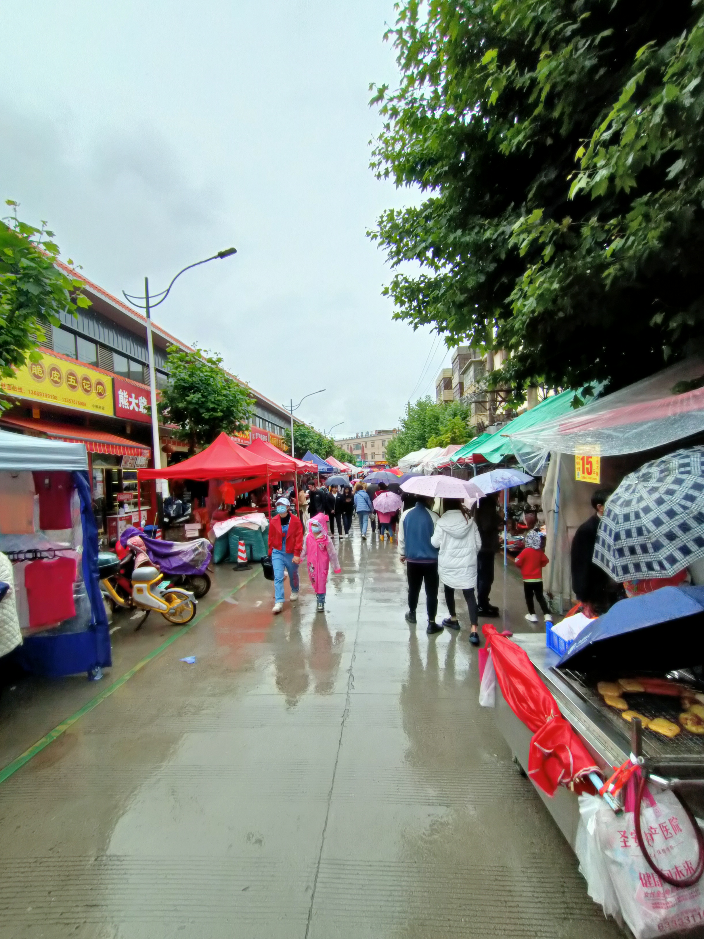昆明一个赶集的地方,小板桥,人多,风雨无阻的集市,生活热闹非凡.