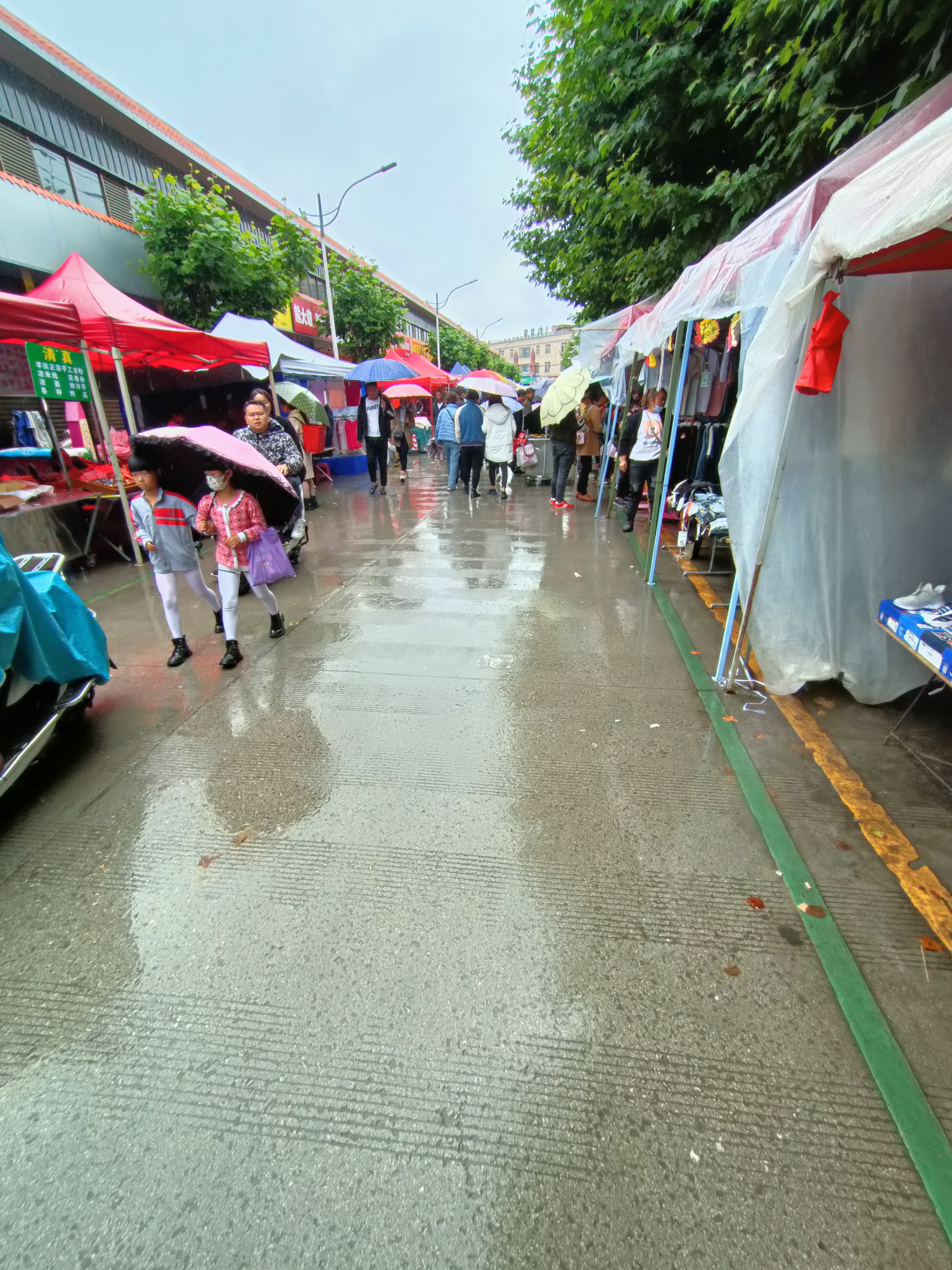 昆明一个赶集的地方,小板桥,人多,风雨无阻的集市,生活热闹非凡.