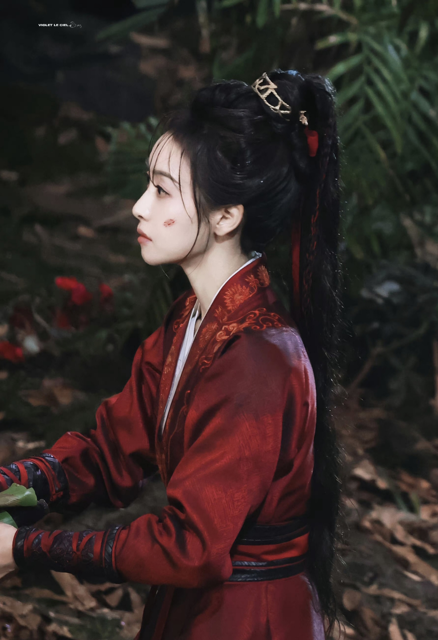 宋茜《山河枕》最新路透图,这个红衣古装造型状态怎么样?