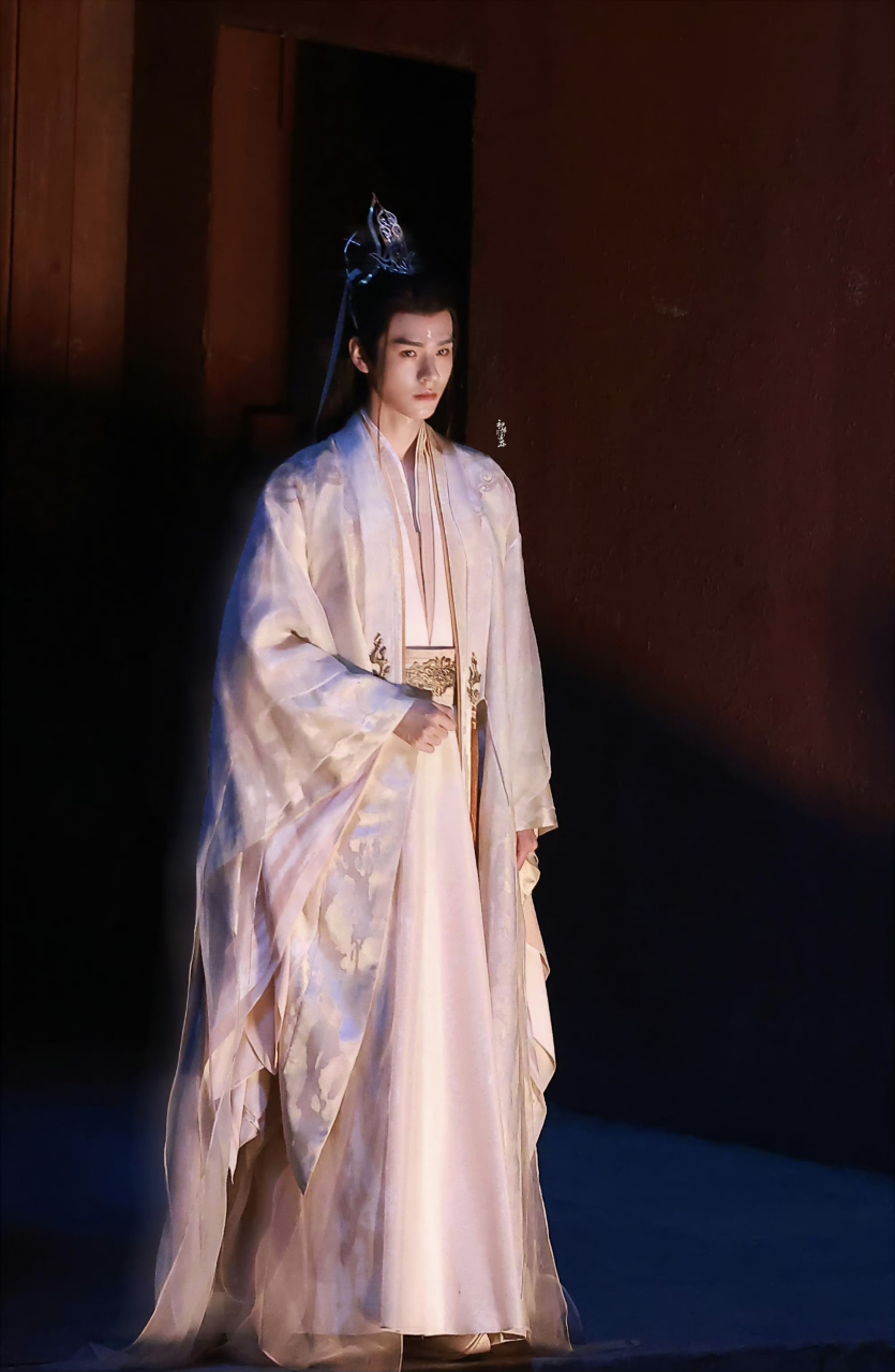 龚俊《狐妖小红娘月红篇》东方月初新路透图,这个颜值算得上古装美男