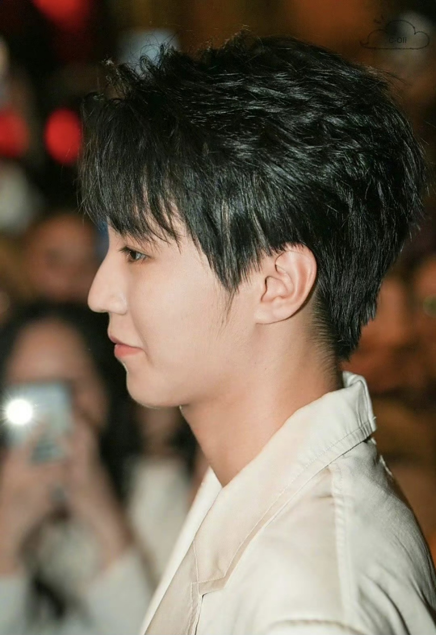 王俊凯巴黎时装周的侧脸生图,帅哥的时尚表现力如何?