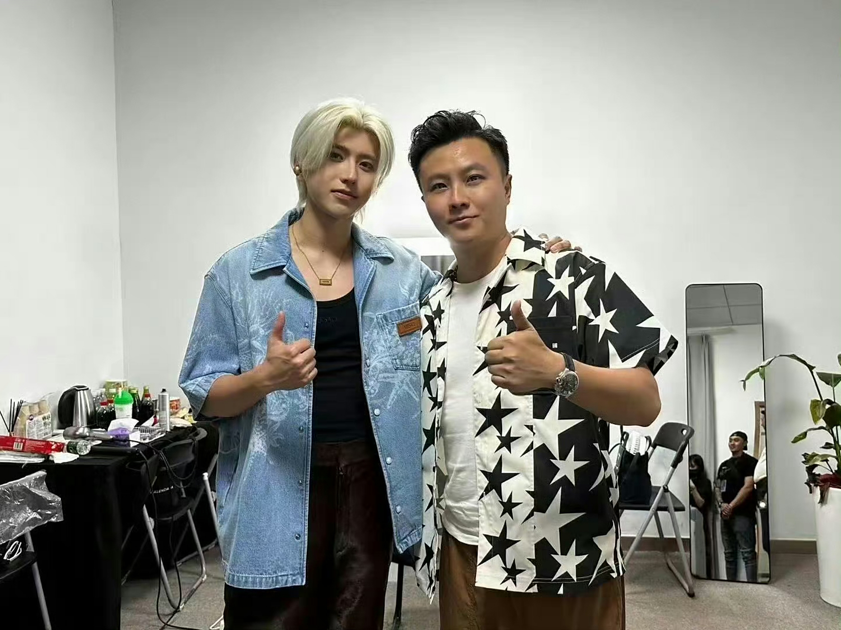 蔡徐坤的最新生图合照,这个颜值状态怎么样?