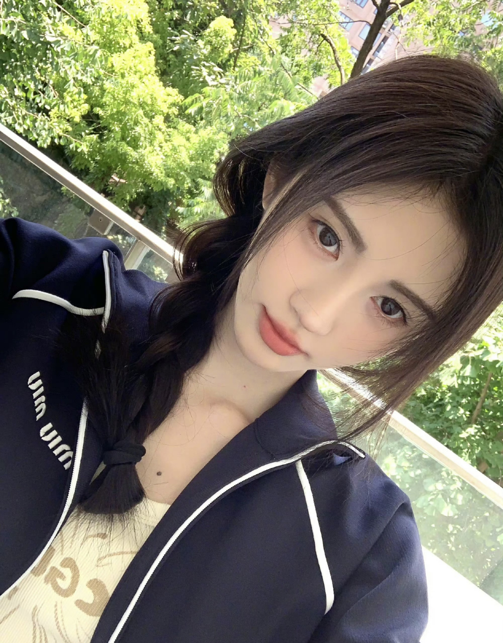 鞠婧祎,迪丽热巴的今日营业图,你更吃谁的颜?