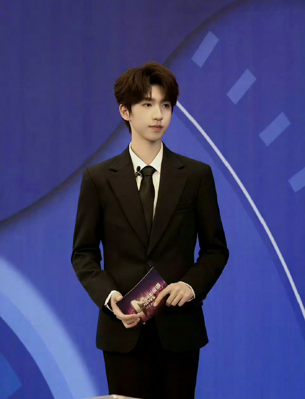 网友热议:时代少年团成员贺峻霖主持微博电影之夜后,又要参加香港回归