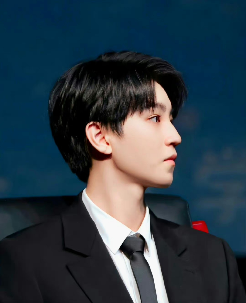 tfboys王俊凯,易烊千玺的侧颜照一览,谁的侧脸颜值更优越?