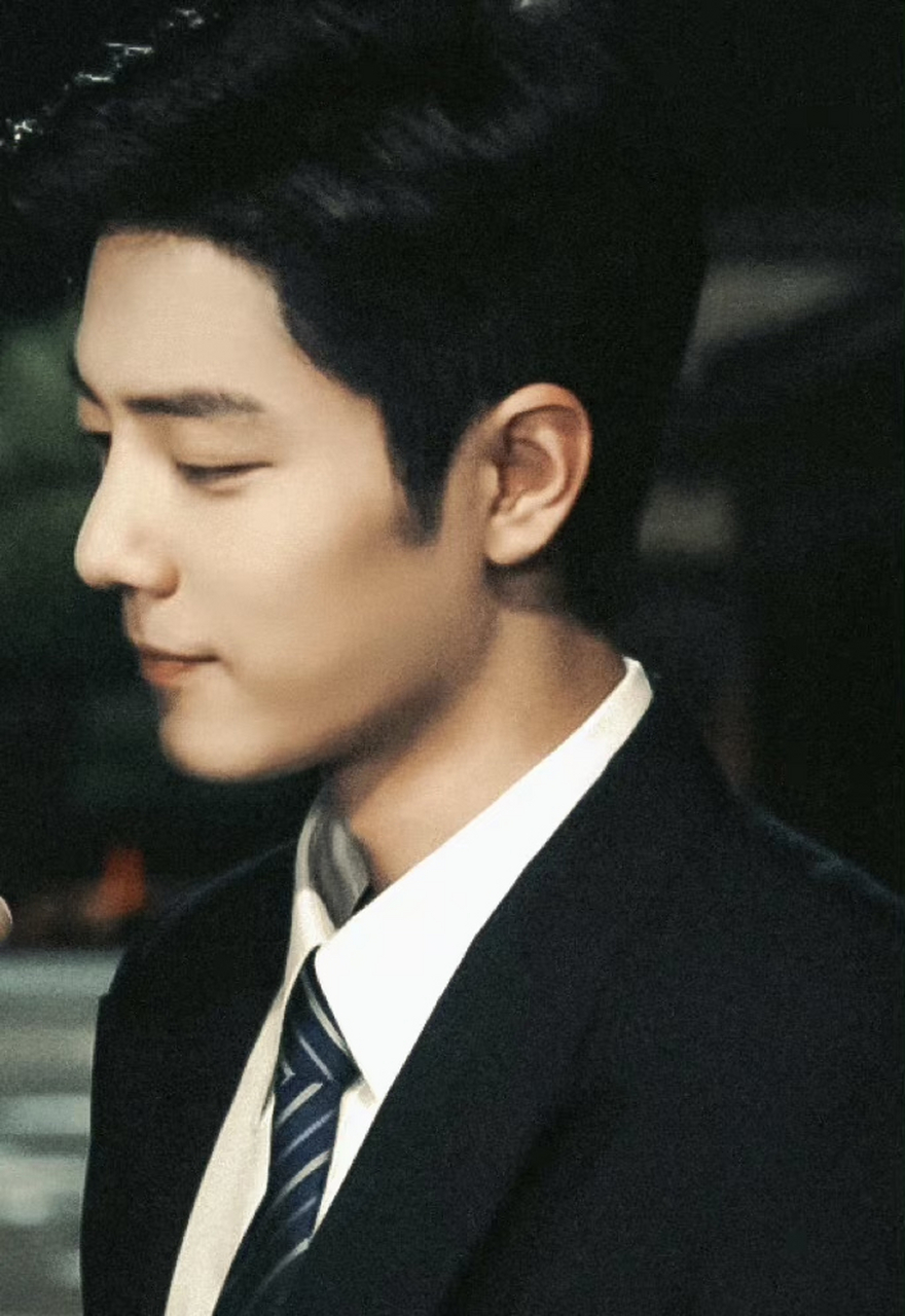 肖战肖春生西装造型截图,肖战的这张脸什么水平?