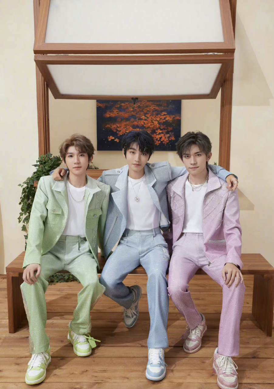 tfboys的第三套造型来了,王俊凯,王源,易烊千玺搭肩了,都好帅啊!