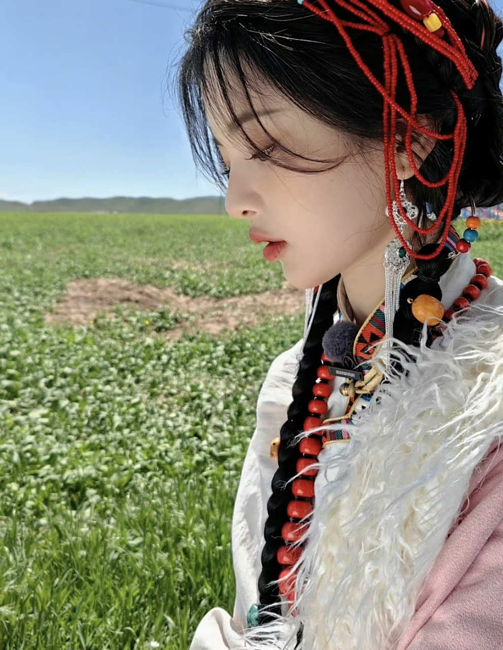 杨超越的藏族服饰营业大片,美女的颜值造型好看吗?